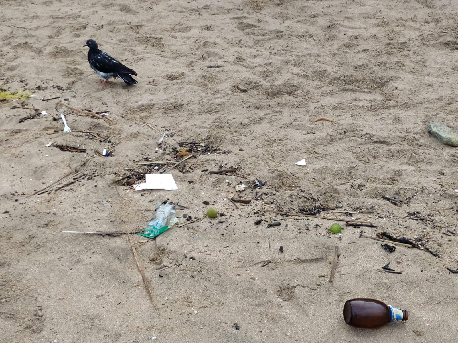 $!Dejan llenas de basura las playas del malecón de Mazatlán