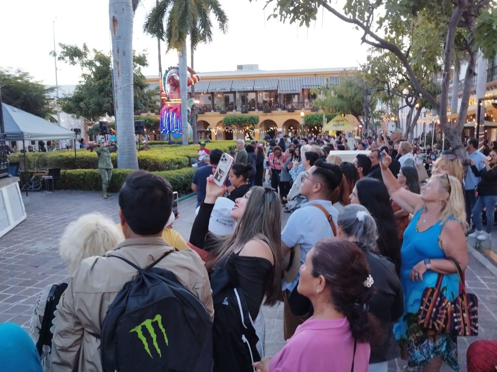 $!Decenas de turistas disfrutan la música de la Banda de Tercera Región Militar