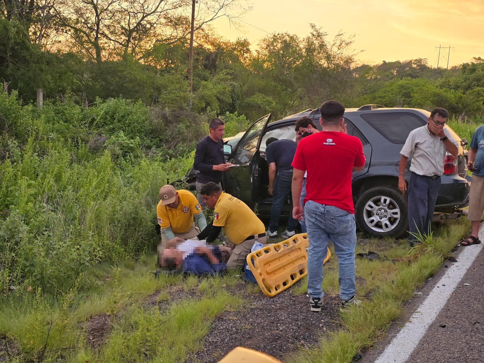 $!Conductor resulta herido tras choque de su vehículo contra un tráiler, en Rosario