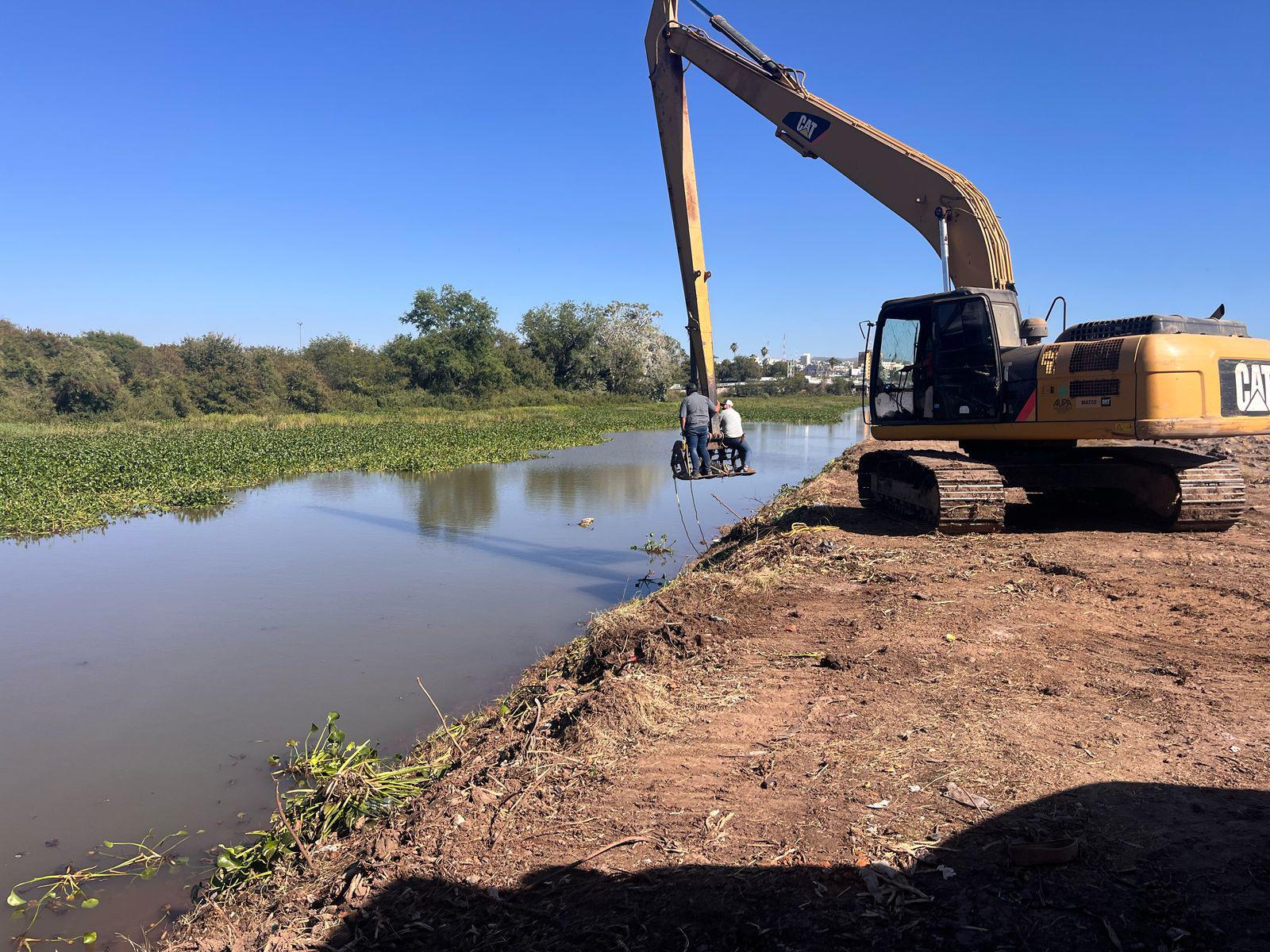 $!A diario, el Ayuntamiento de Culiacán saca 200 góndolas de lirio acuático de los ríos