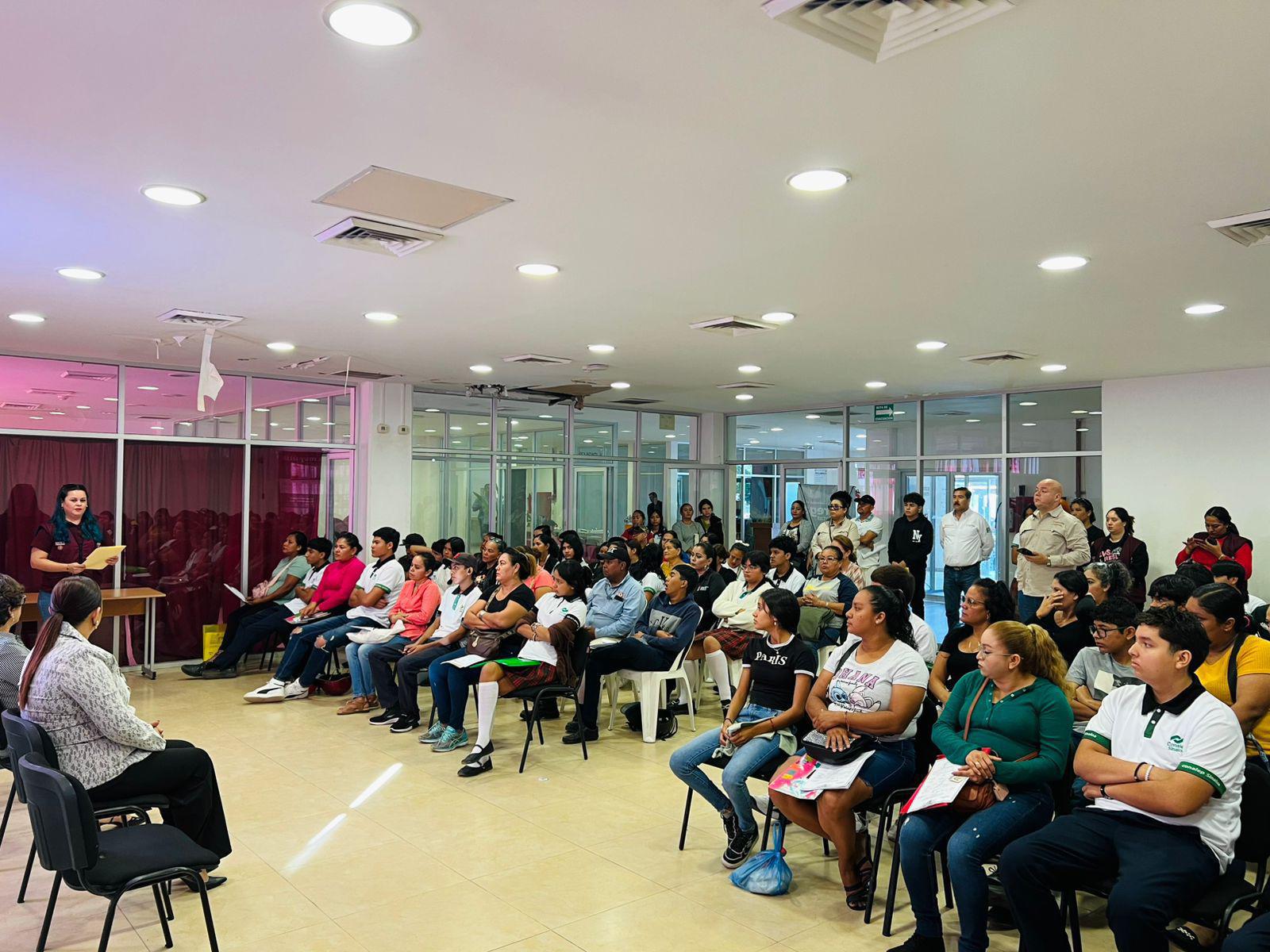 $!Reciben 300 estudiantes de preparatoria becas para continuar con su educación