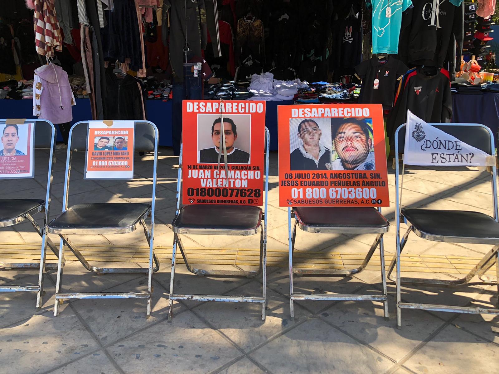 $!Colocan familiares una silla vacía, para no olvidar a sus desaparecidos