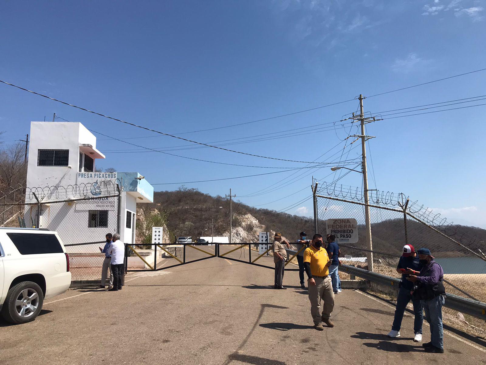 $!AMLO llega a la Presa Picachos, donde comuneros de San Marcos le piden se les paguen sus terrenos