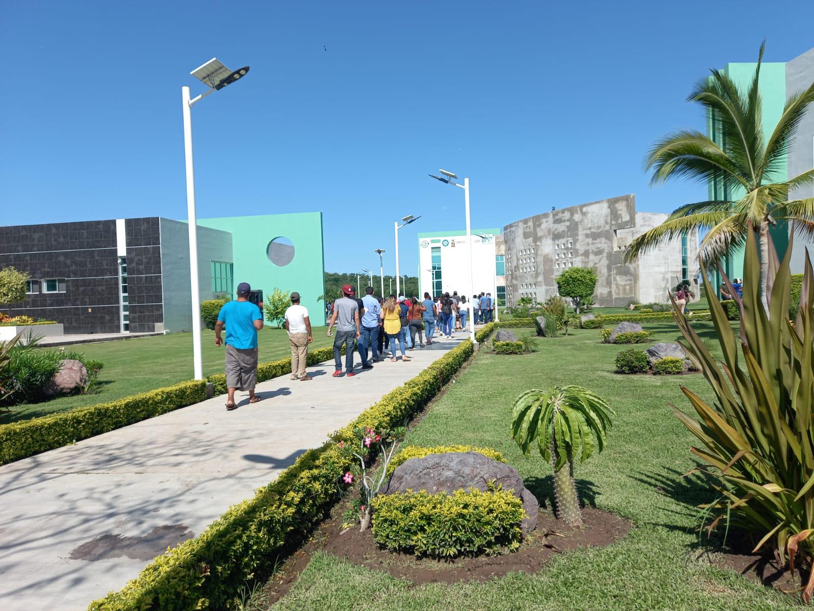 $!Los jóvenes fueron distribuidos con distancia en diversas aulas de la UTEsc, y se les tomaba la temperatura a través de una cámara térmica.