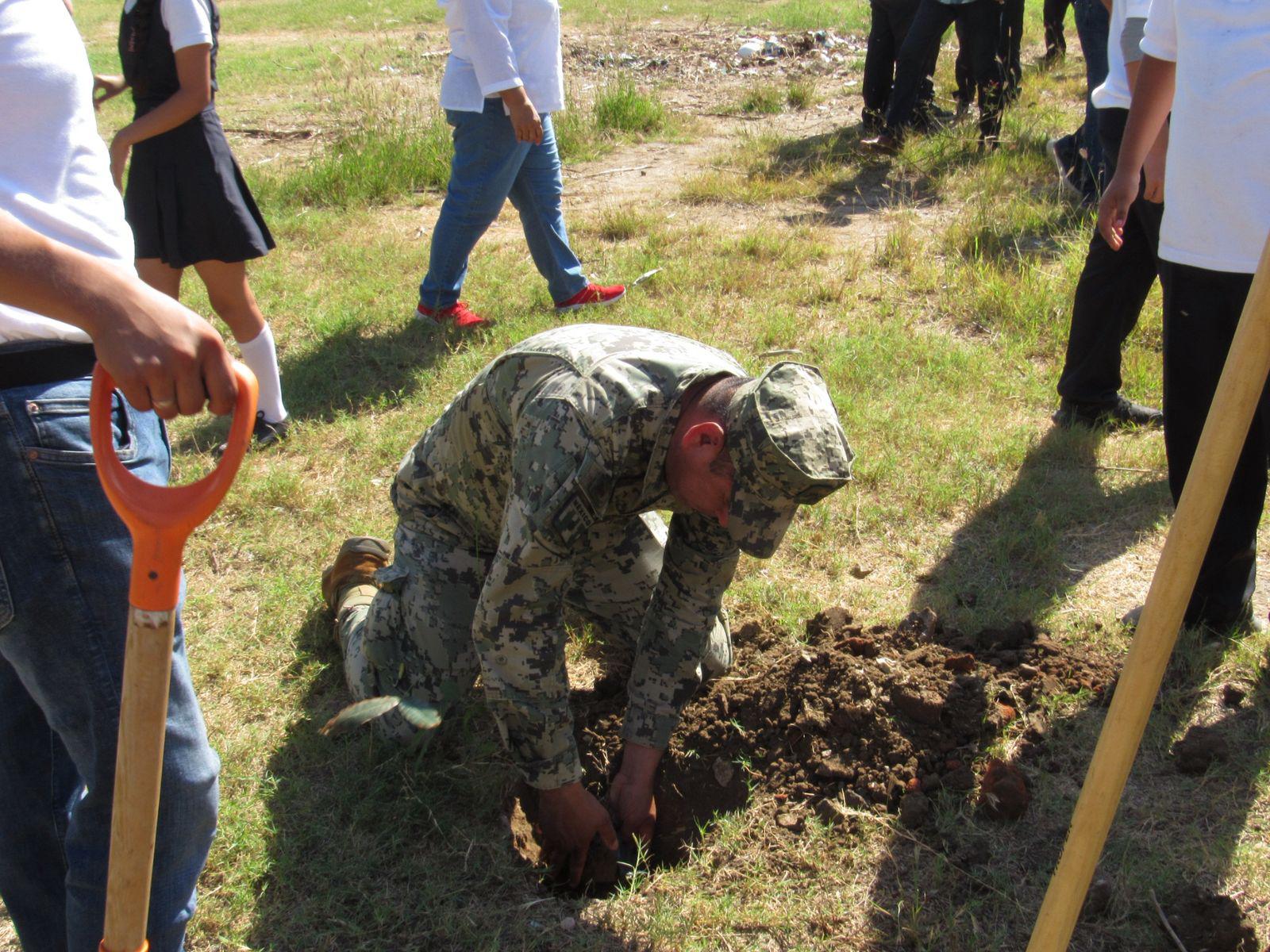 $!Se suma Secundaria Solidaridad a jornada de Arborización y Limpieza Escolar