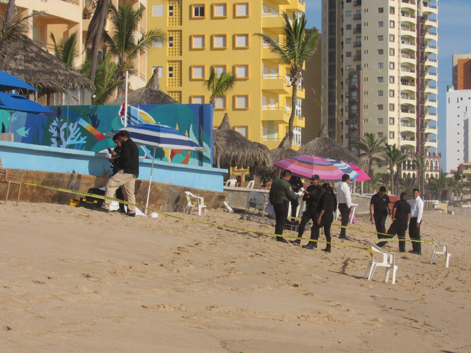 $!Reportan muerte de un hombre en el frente de playa de un hotel de Mazatlán