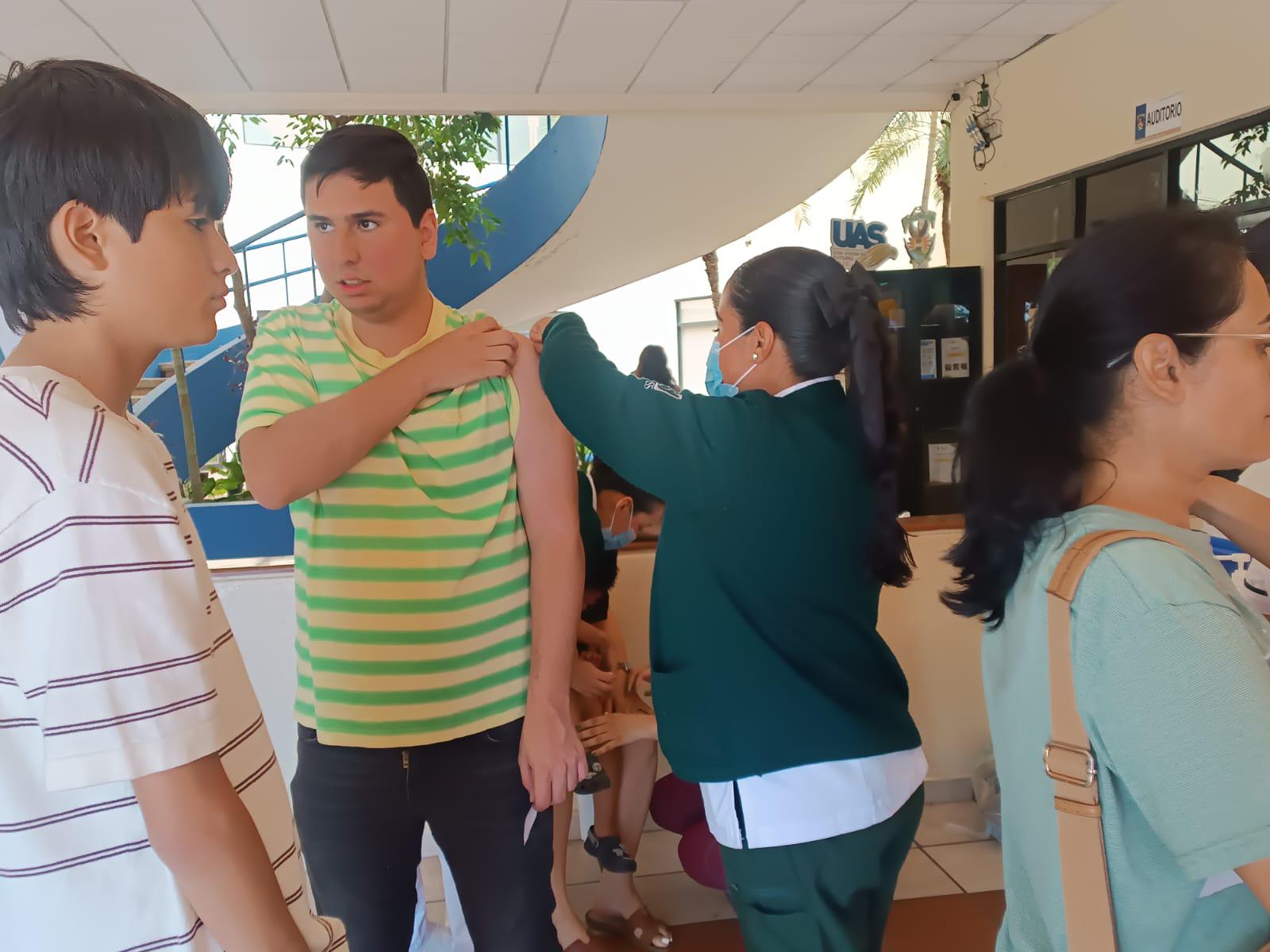 $!Registra Macrocentro de la UAS moderada asistencia en el segundo día de la jornada de vacunación contra el sarampión