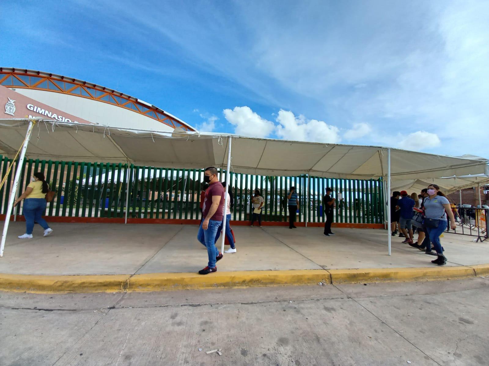 $!Sin filas, jóvenes de 18 a 29 años acuden a recibir la segunda dosis en Culiacán