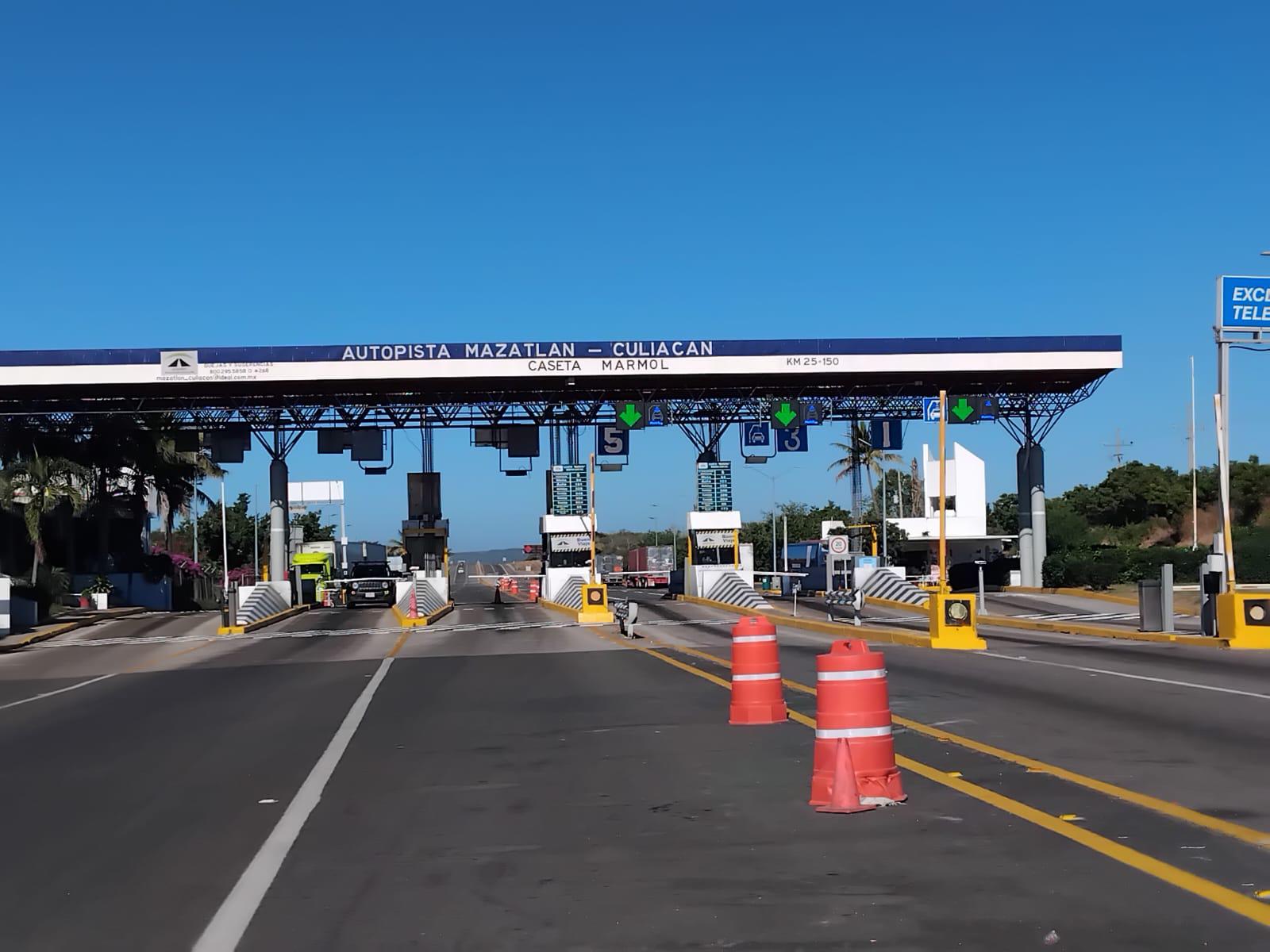 $!Aunque no hay cierre de casetas en el sur de Sinaloa sí baja tránsito vehicular