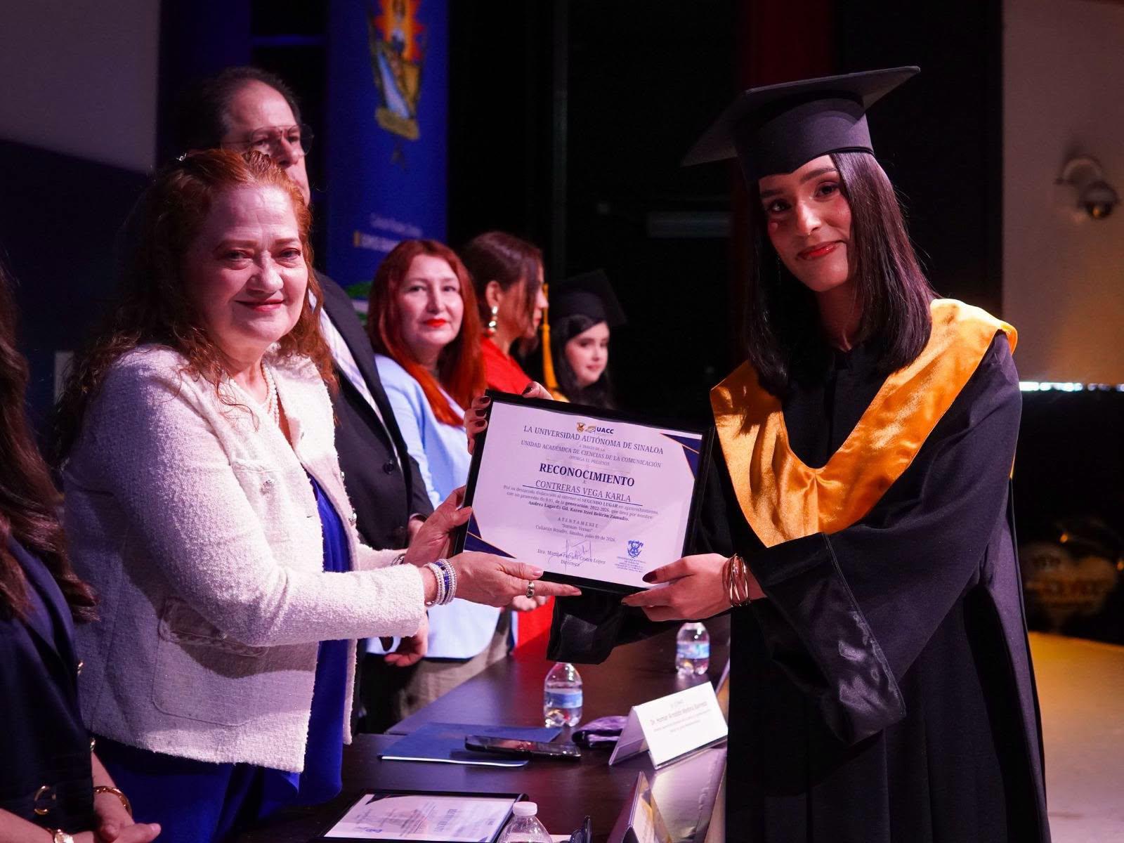 $!Karla Contreras Vega recibió su constancia de manos de Martha Patricia Castro López, directora de la unidad académica.
