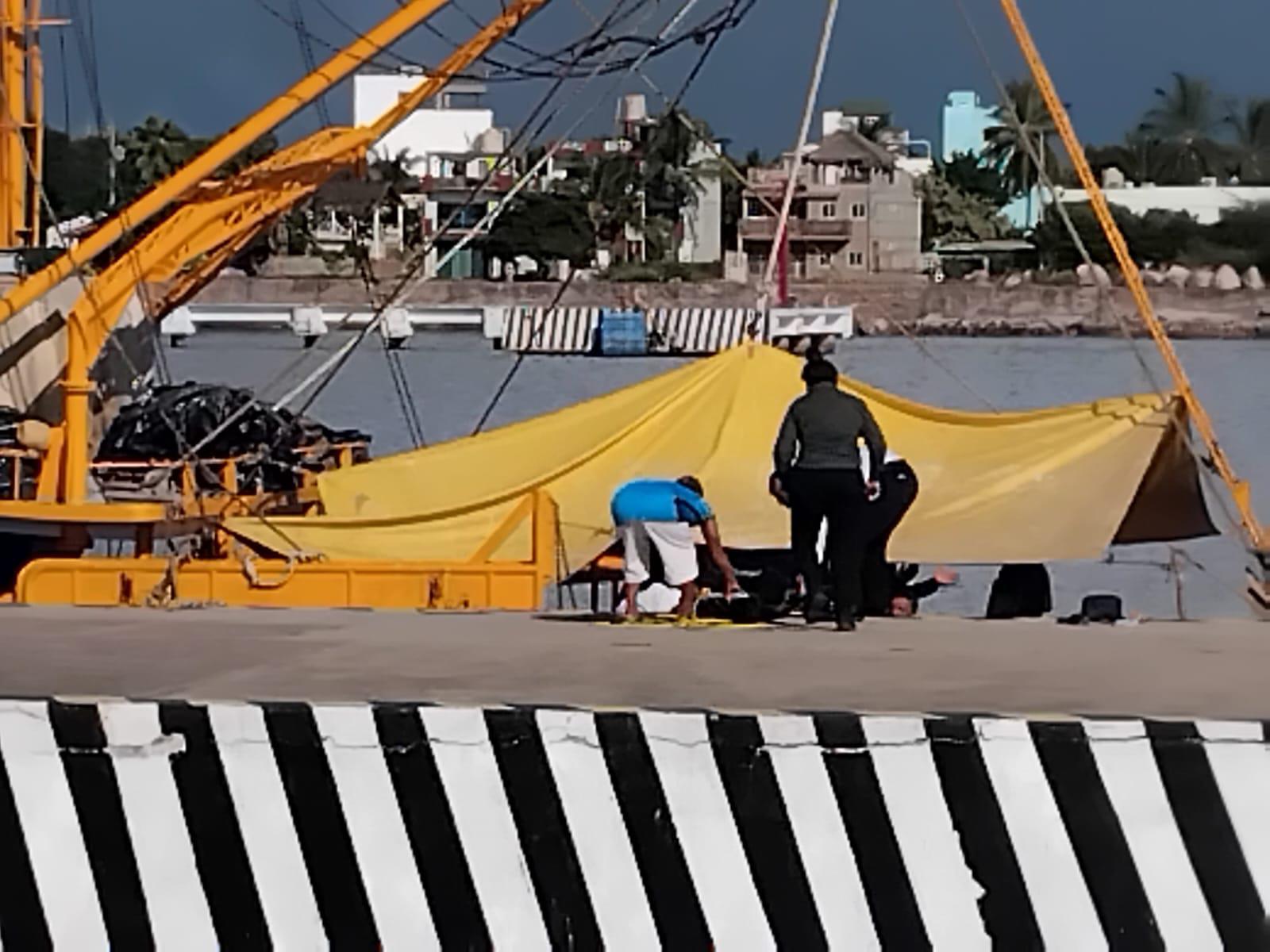 $!Fallece ahogado tripulante de embarcación camaronera mazatleca al caer al agua frente a Altata