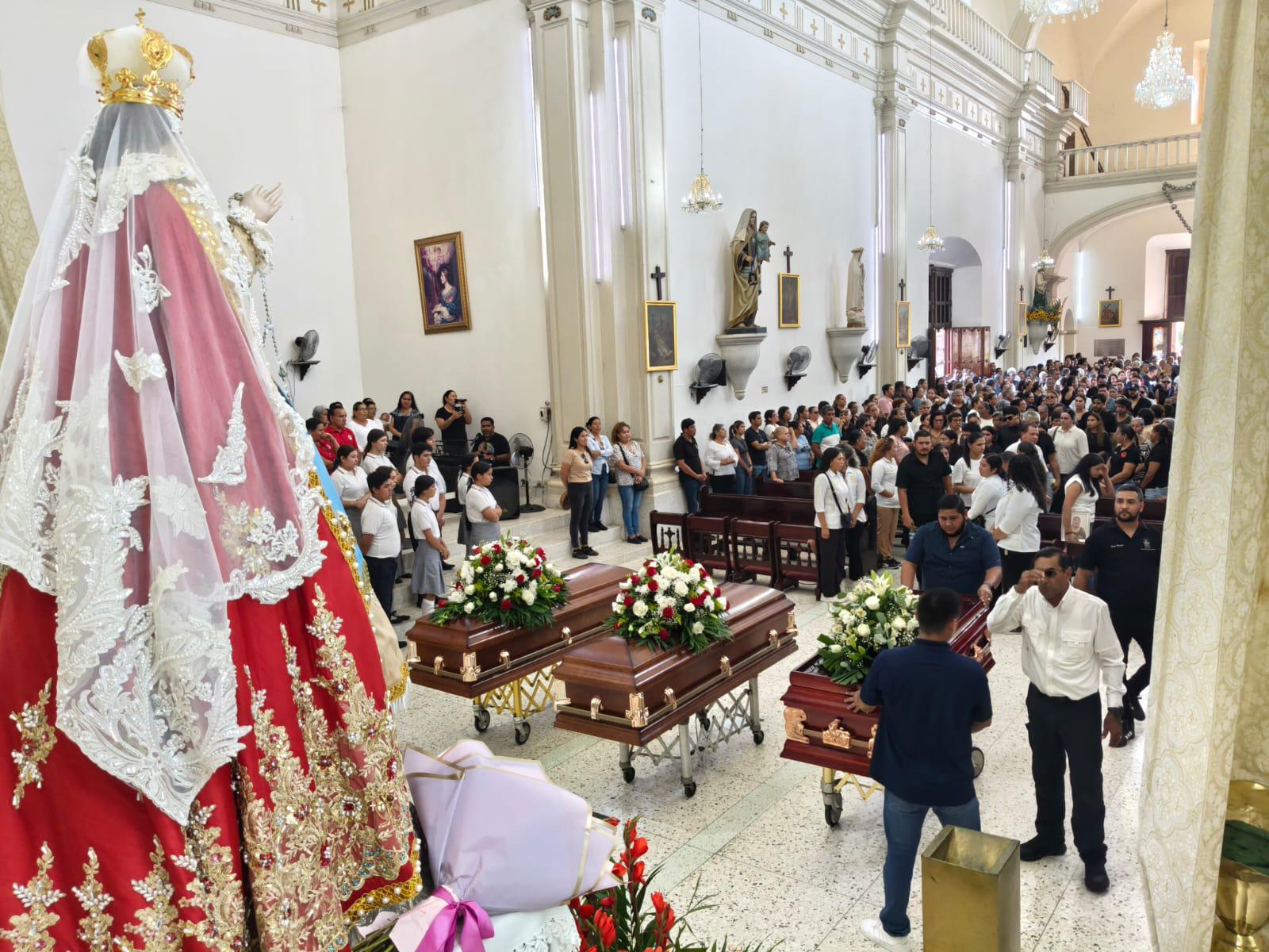 $!‘¡Presente!’, el grito de compañeros del Ayuntamiento de Rosario en homenaje de cuerpo presente a Fabiola y Julissa
