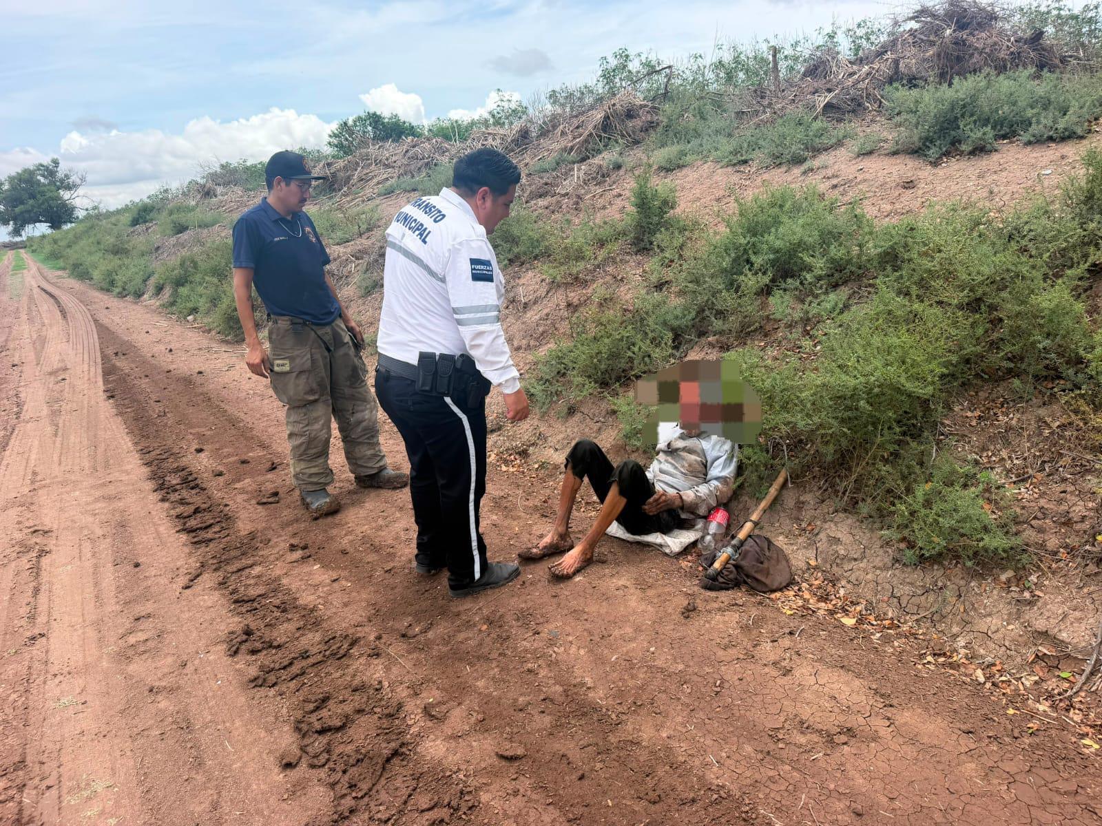 $!Rescatan con vida a un adulto mayor tras permanecer 48 horas atrapado en un dren de Ahome