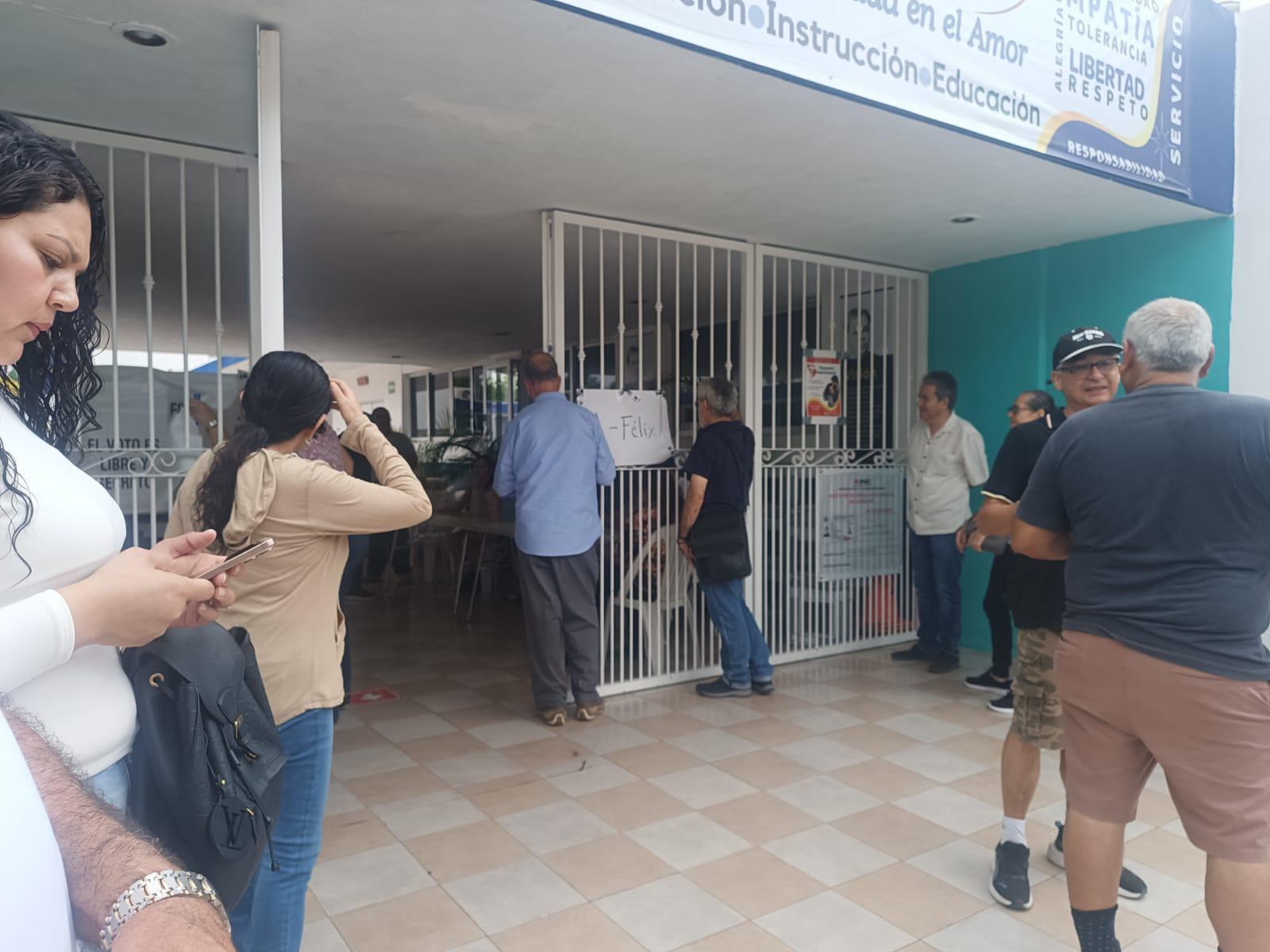 $!Casilla en Sábalo Country, en Mazatlán, registra alta afluencia de votantes para elección judicial
