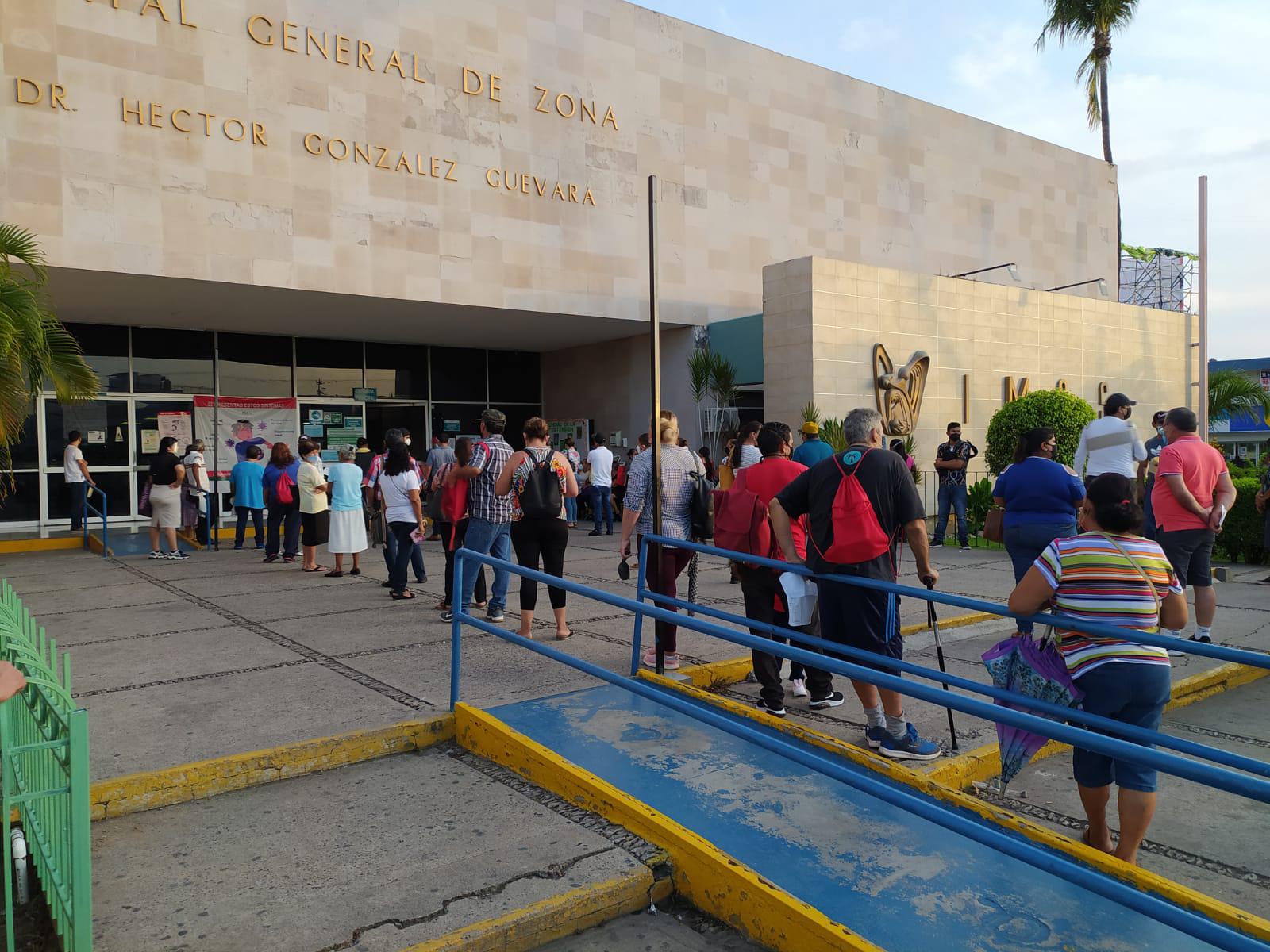 $!En el IMSS Mazatlán, se aglomeran para sacarse análisis