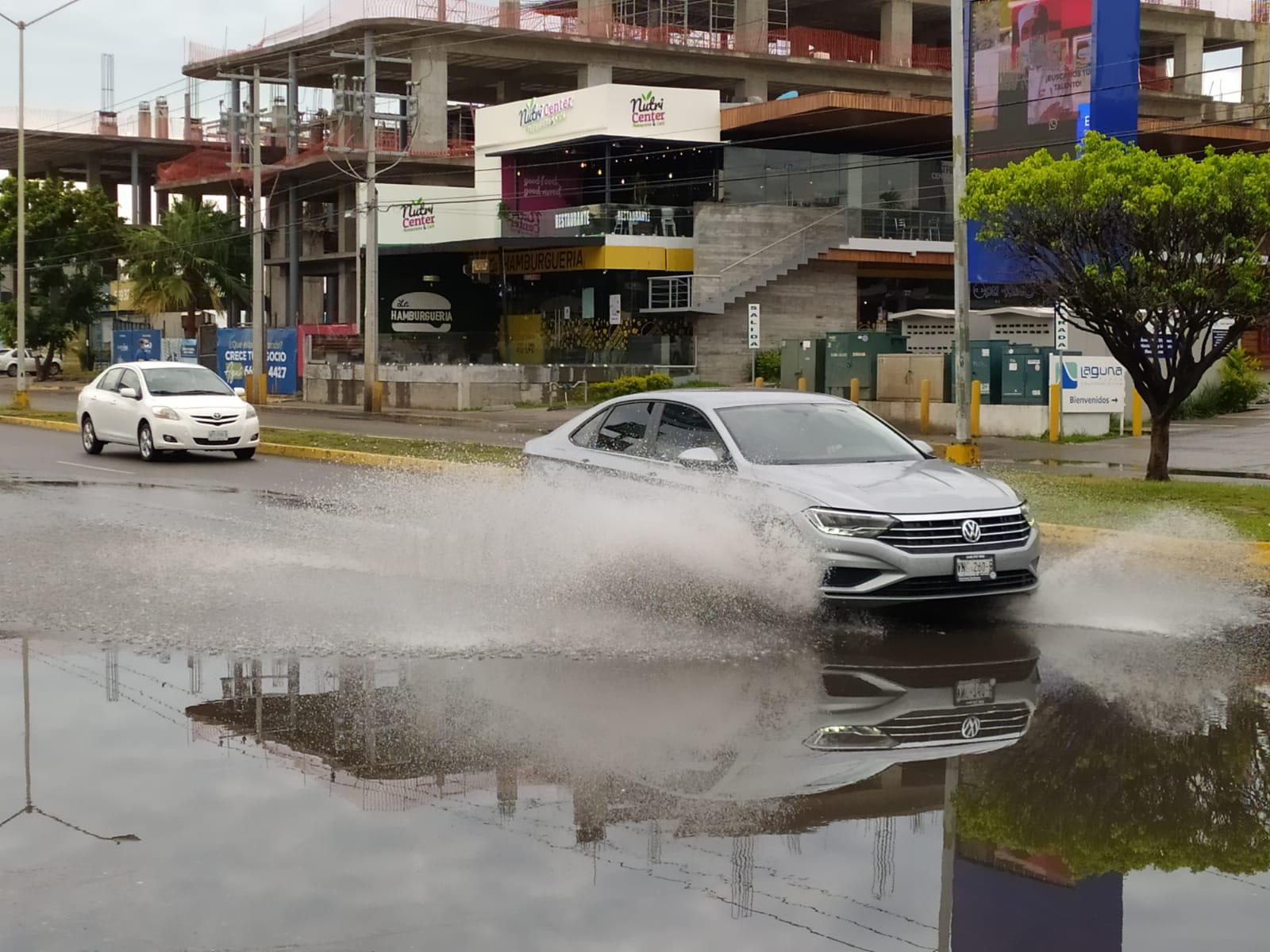 $!Mazatlán registra este sábado fuertes vientos con lluvia y apagones en algunas zonas