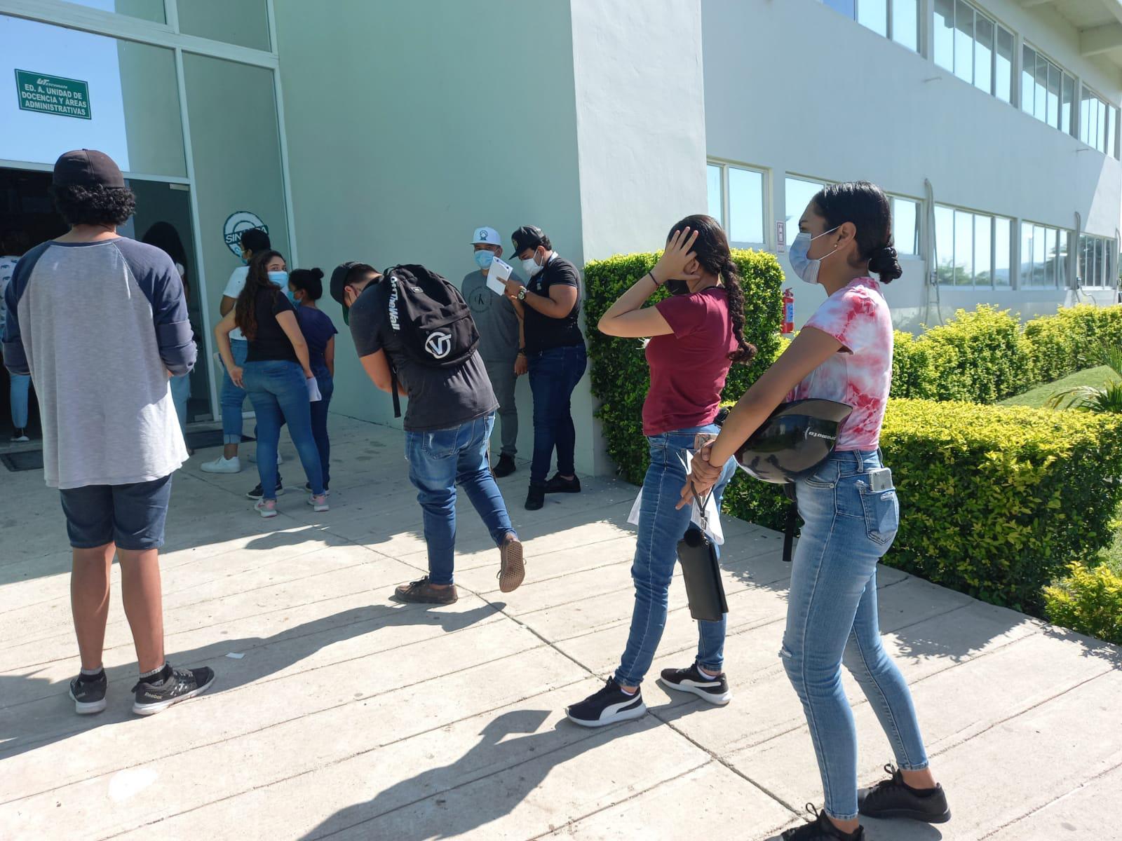 $!Hasta las 10:00 horas había más de 600 jóvenes a la espera de ser vacunados, pero las vacunas aún no habían llegado.