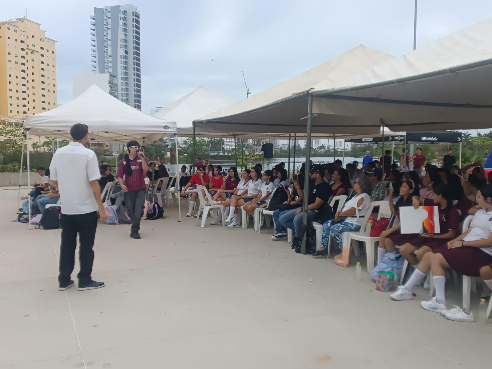 $!Disfrutan cientos de estudiantes de secundaria del ‘Mazatlán Fest’ en Parque Central