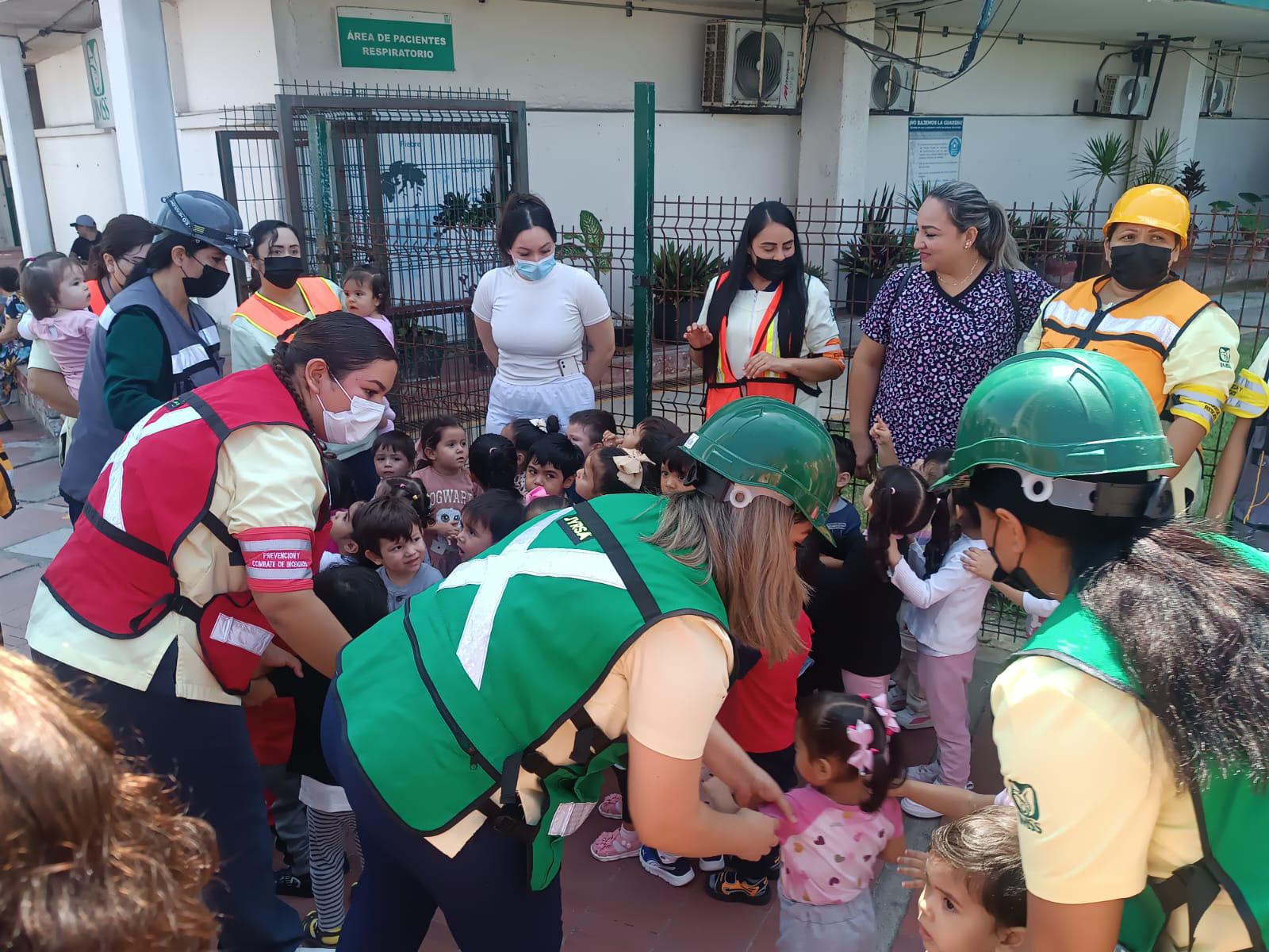 $!Realizan elementos rescatistas de Mazatlán simulacro de sismo en la guardería del IMSS viejo