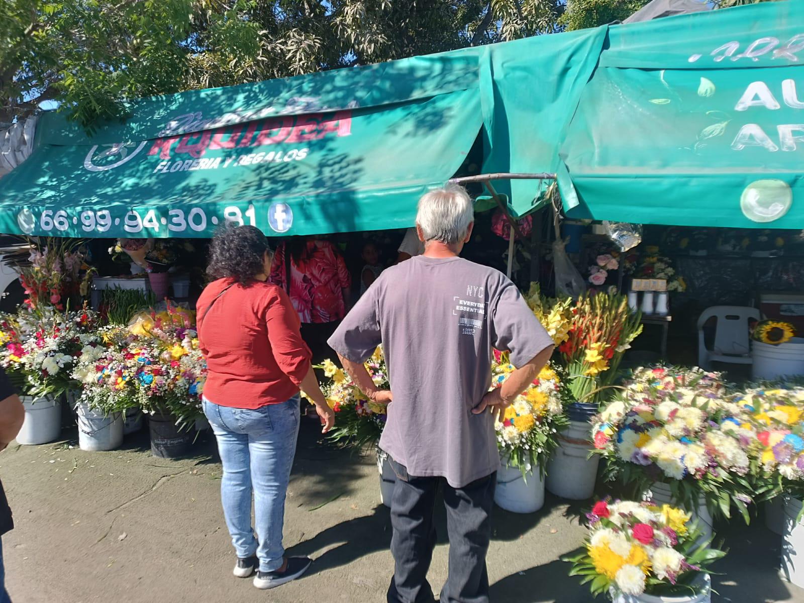 $!Autorizan 81 permisos a comerciantes en panteones de Mazatlán por el Día de las Madres