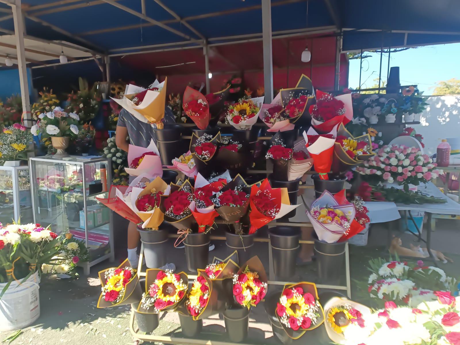 $!Autorizan 81 permisos a comerciantes en panteones de Mazatlán por el Día de las Madres
