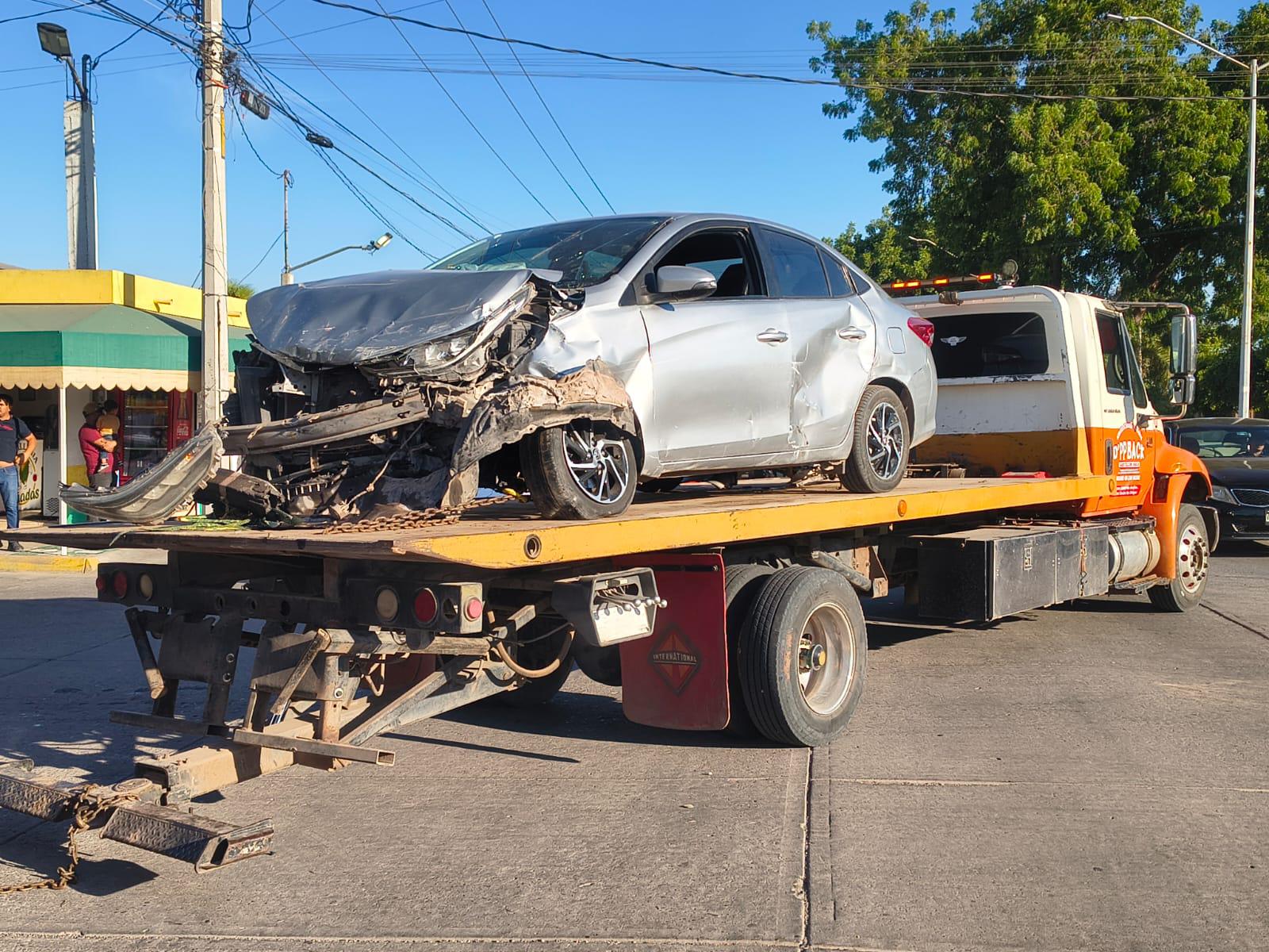 $!Fuerte choque en Los Mochis deja dos lesionados y daños a vivienda en Álamos Country