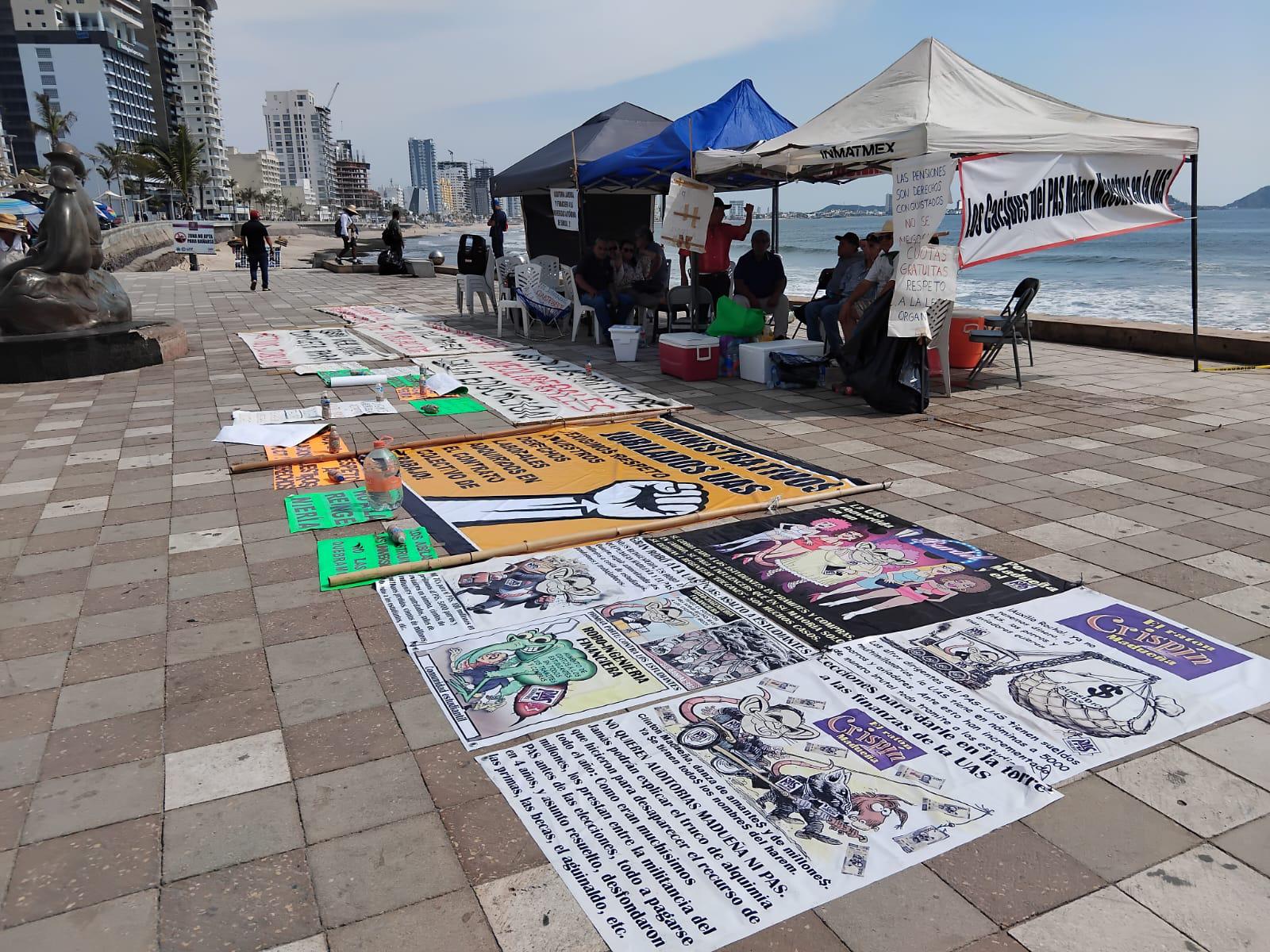 $!Mantendrán trabajadores jubilados plantón de protesta en Mazatlán hasta que autoridades de la UAS atiendan