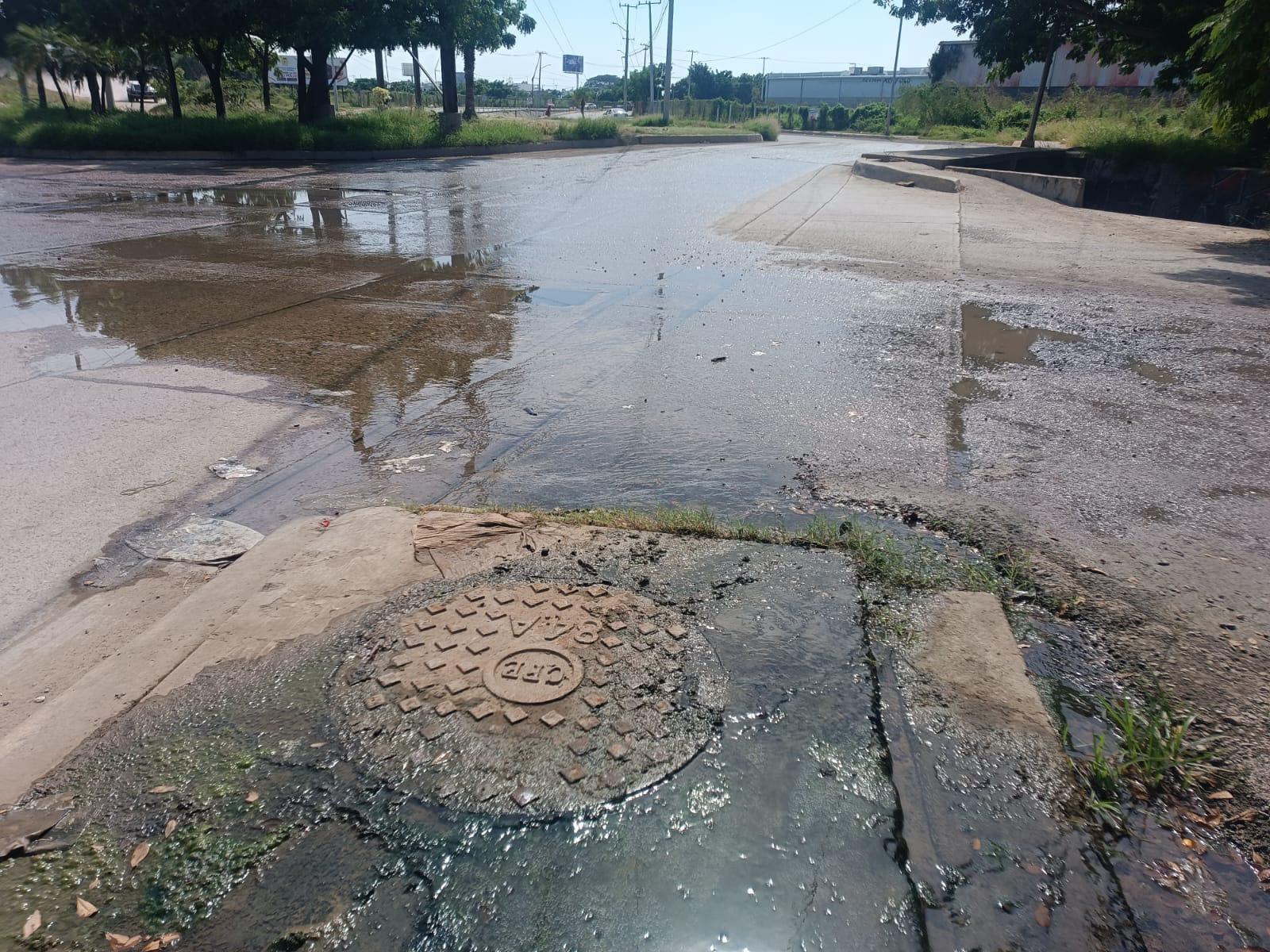 $!Persisten derramamientos de drenaje en avenidas de Mazatlán
