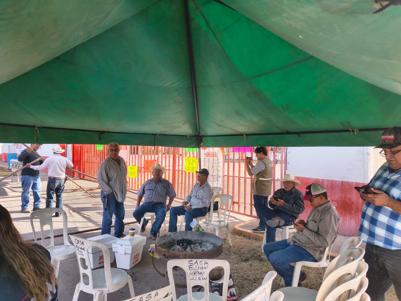 $!Indefinida la toma de Minsa en Los Mochis; productores cumplen tres días de protesta