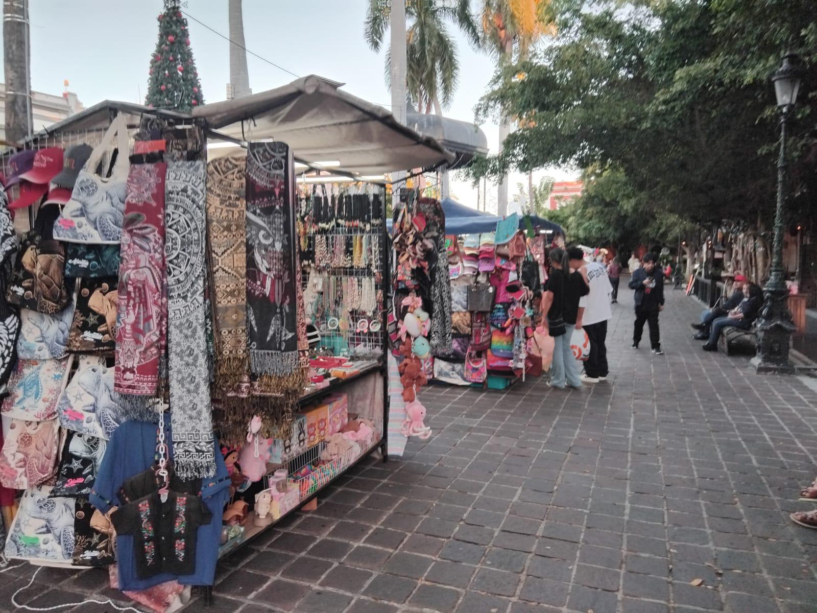 $!En Mazatlán, disfrutan decenas de personas de la Plazuela Machado este fin de semana