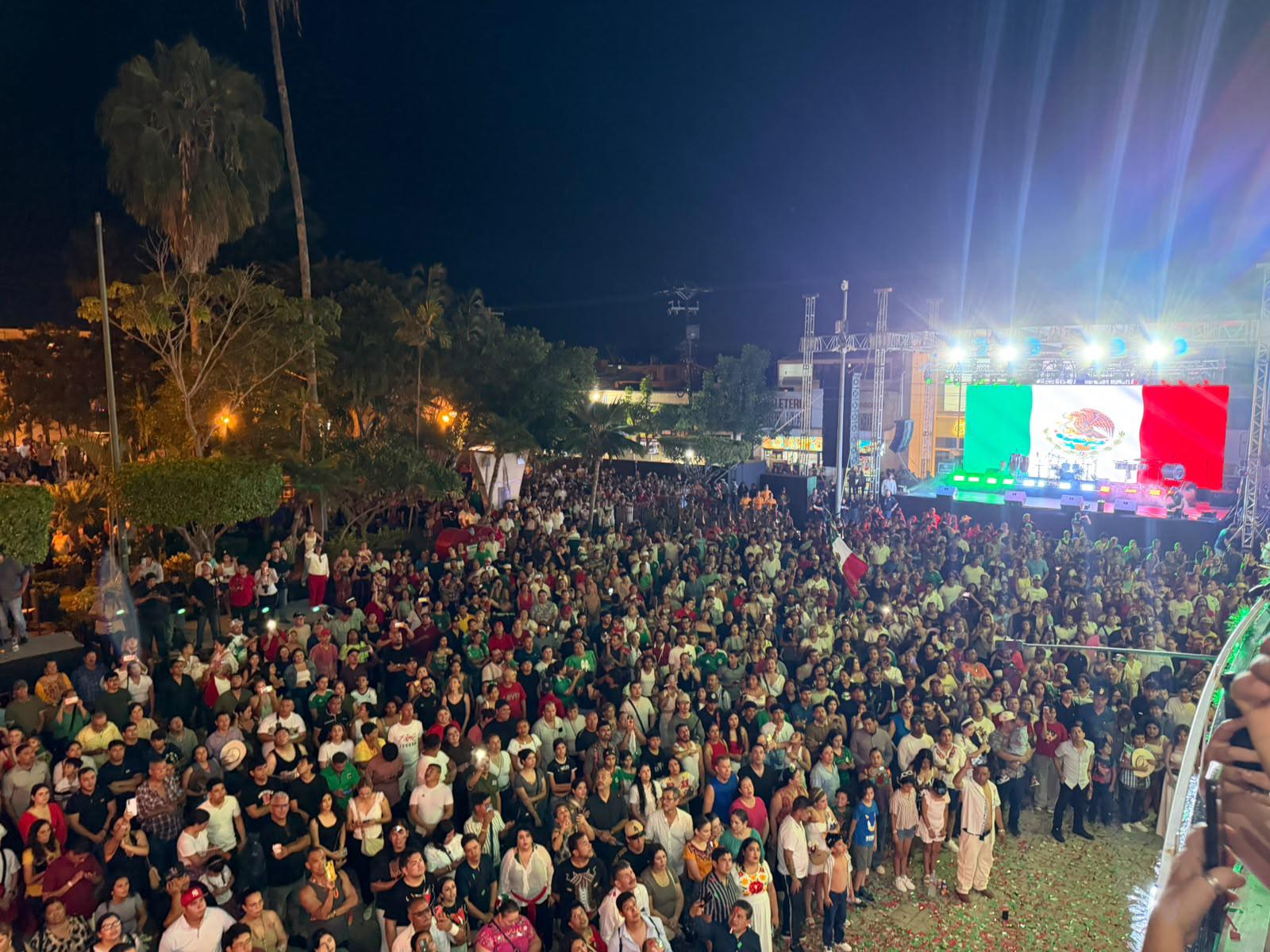 $!Cientos de personas acompañan a Alcaldesa de Mazatlán durante el Grito de Independencia