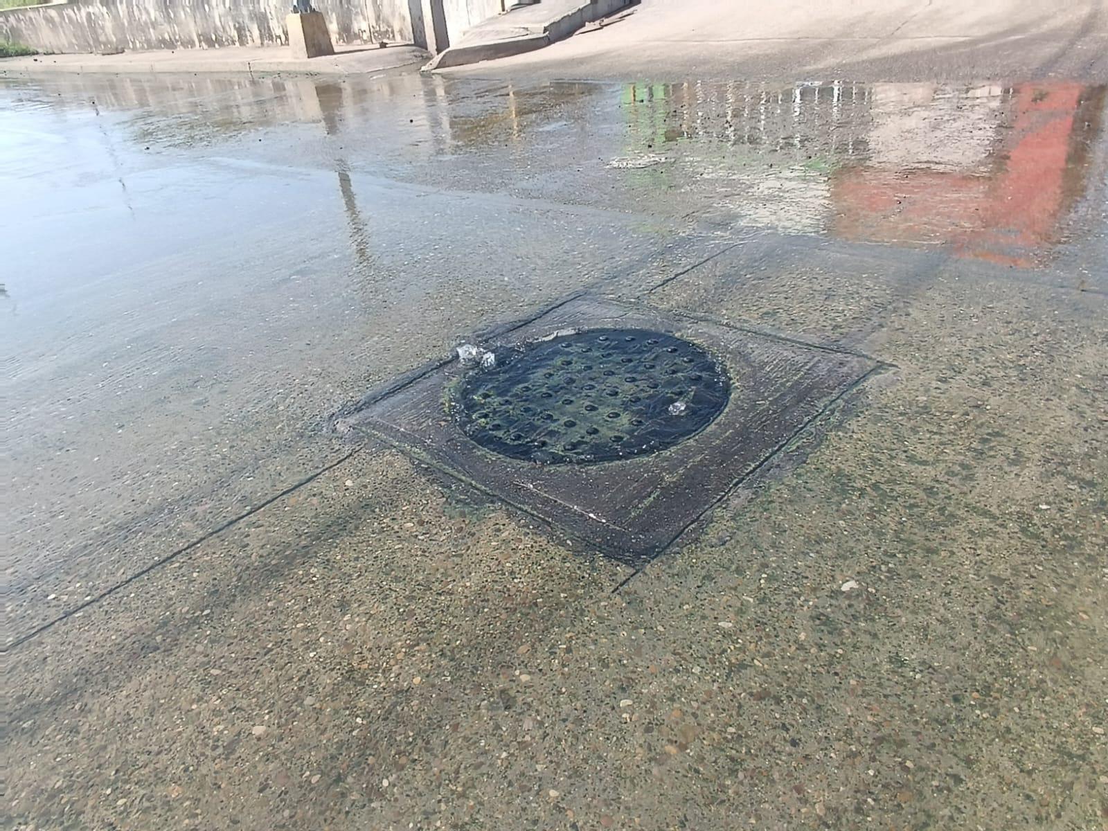 $!En Arboledas I, vecinos de Mazatlán también sufren por la contaminación de una fuga de drenaje