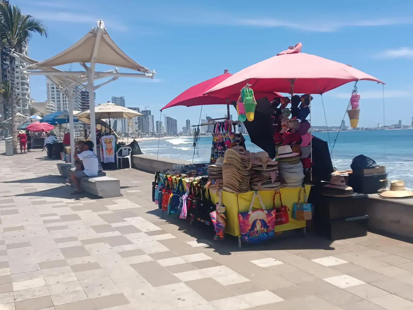 $!Aumentan 50% ventas de artículos turísticos durante el fin de semana largo en Mazatlán