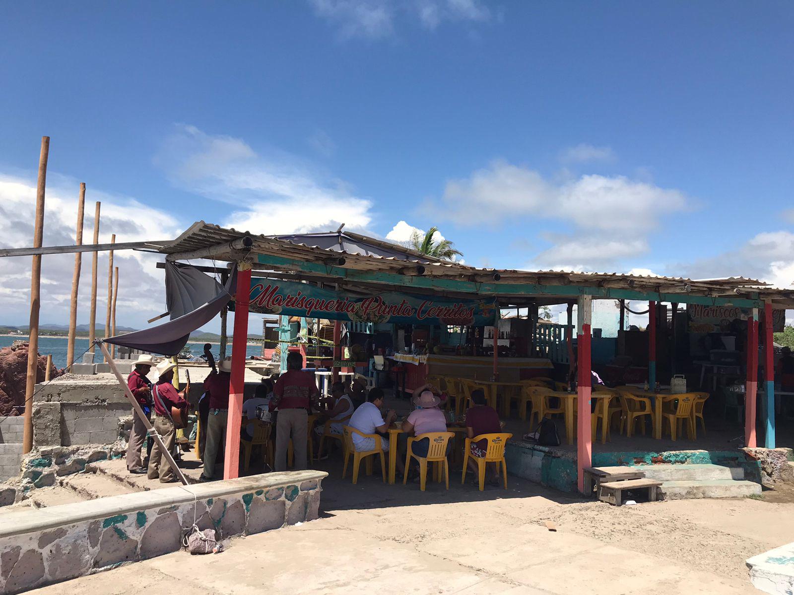 $!Casi en el mar, levantan construcción en Playa Cerritos, al norte de Mazatlán