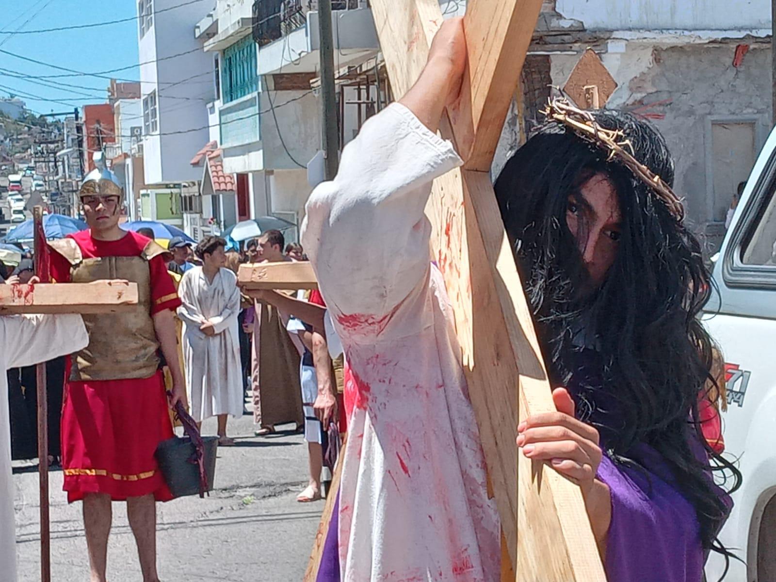 $!Mazatlecos y turistas atestiguan el Viacrucis Viviente en calles del Centro de puerto