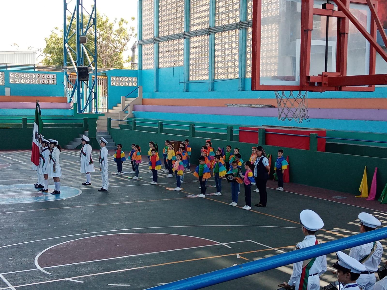 $!En los honores a la bandera se celebró la entrega de diplomas.