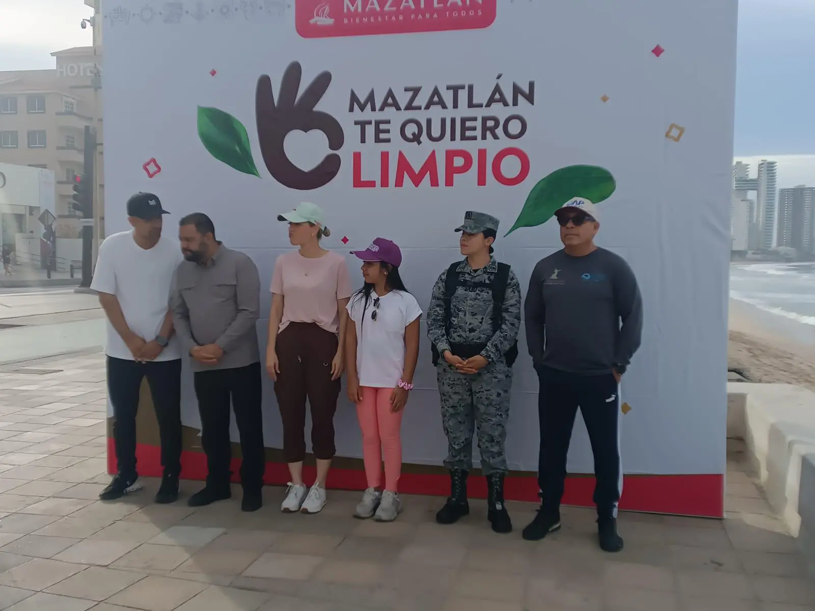 $!Realizan autoridades y voluntarios nueva limpieza de playas en conmemoración al Día de la Madre Tierra