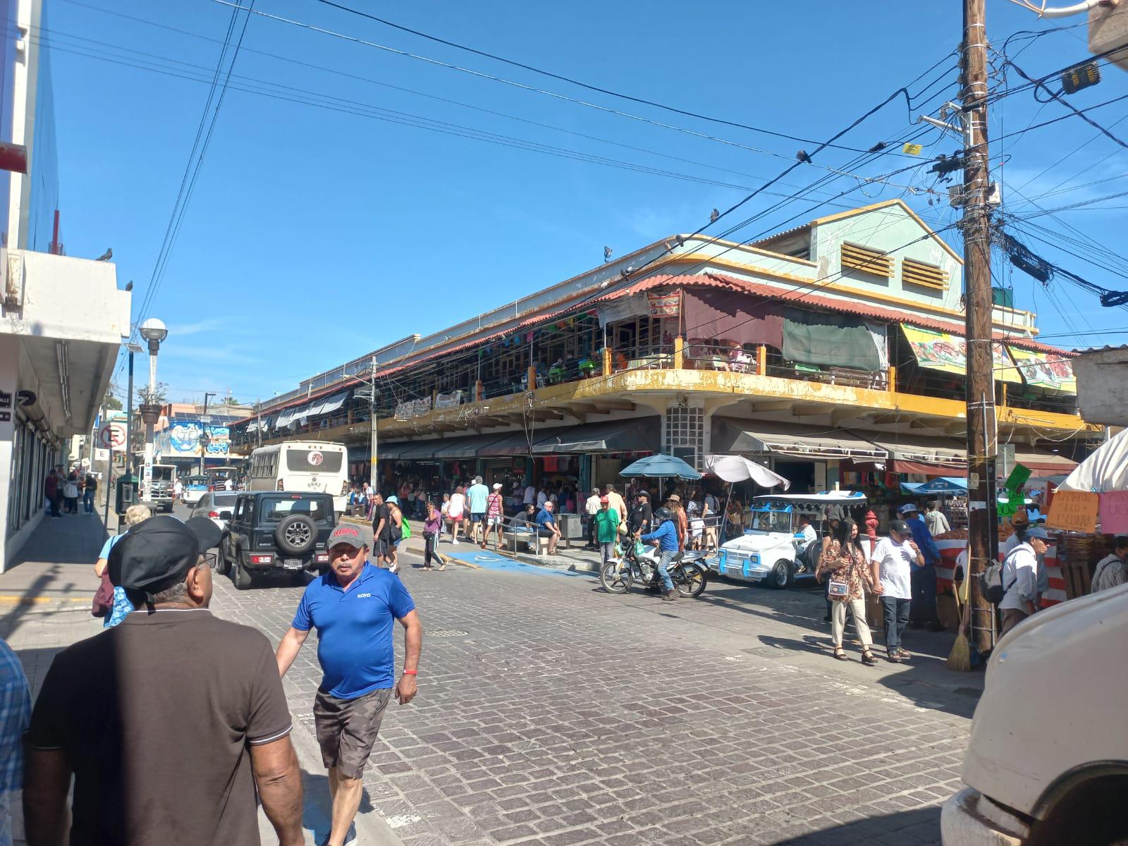 $!Vendedores ambulantes invaden ahora banqueta junto al mercado Pino Suárez, en Mazatlán