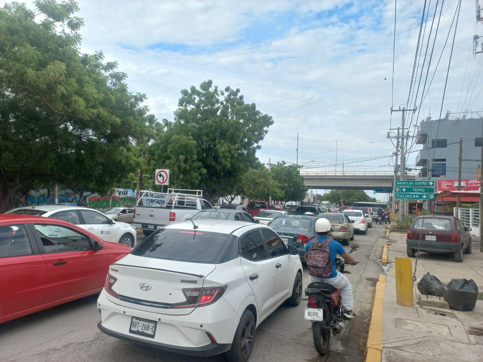 $!Genera caos vial reparaciones al puente a desnivel de la Colosio, en Mazatlán