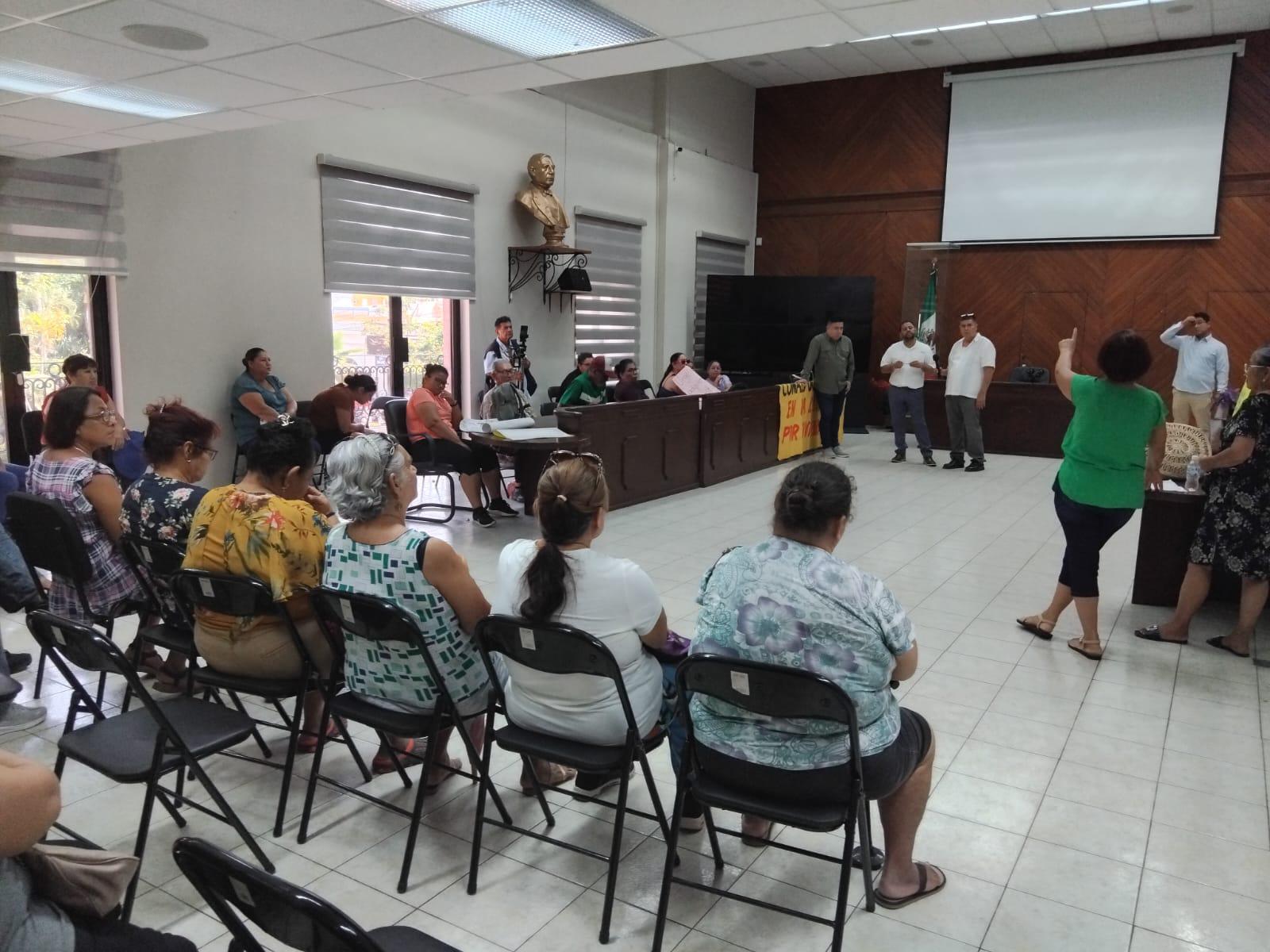 $!Protestan colonos en Cabildo de Mazatlán para demandar terreno para viviendas y escrituración