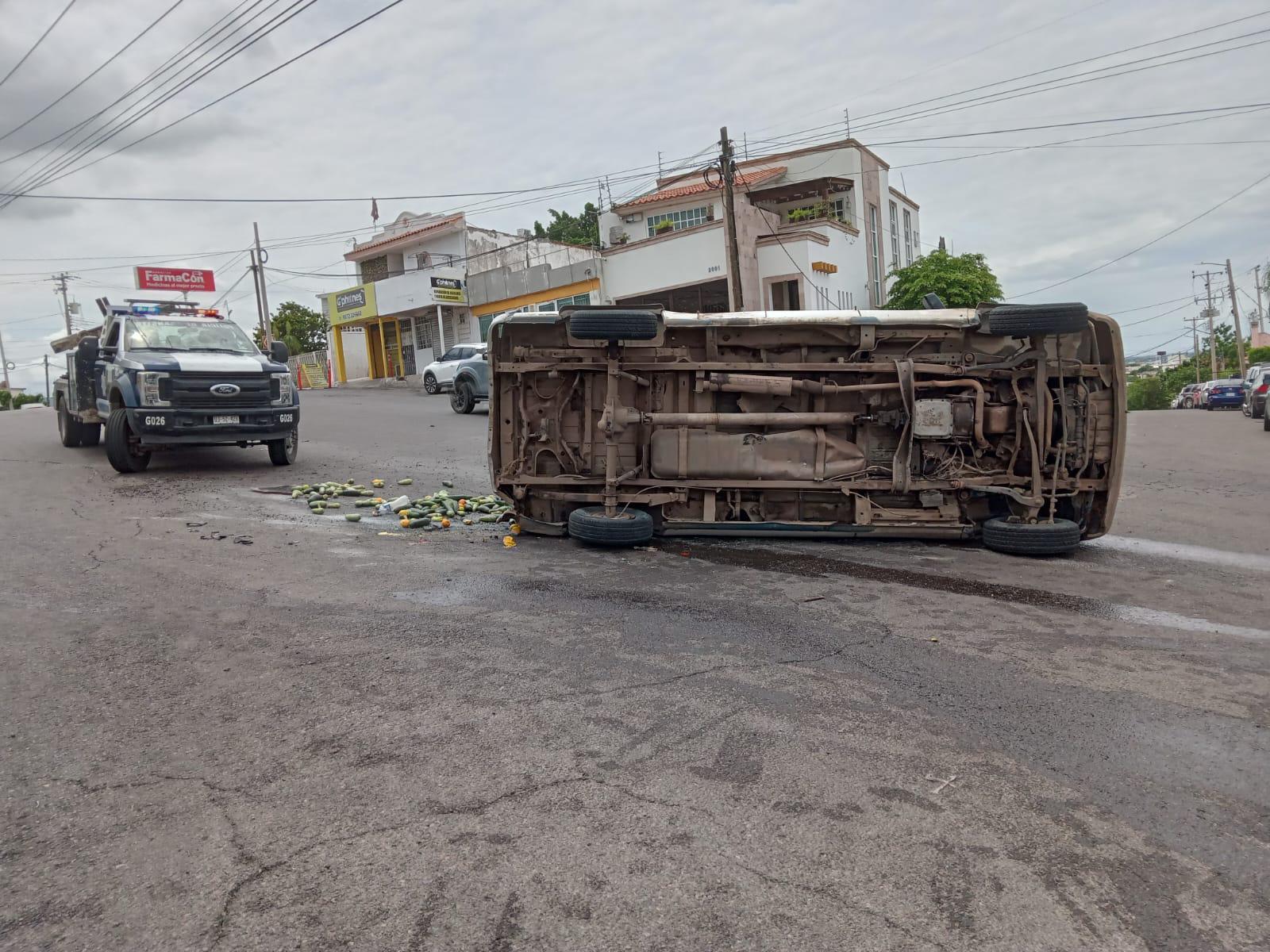 $!Le fallan los frenos a camioneta de anexo y vuelca en Culiacán