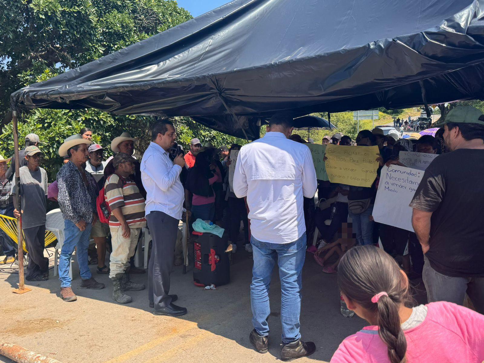 $!CEDH Sinaloa tiene acercamiento con manifestantes en la sierra de Rosario