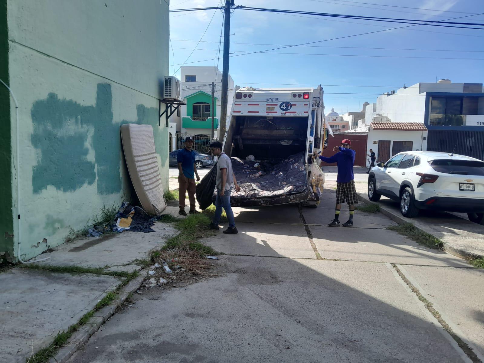 $!Atienden denuncia de vecinos del fraccionamiento El Toro con brigada de limpieza