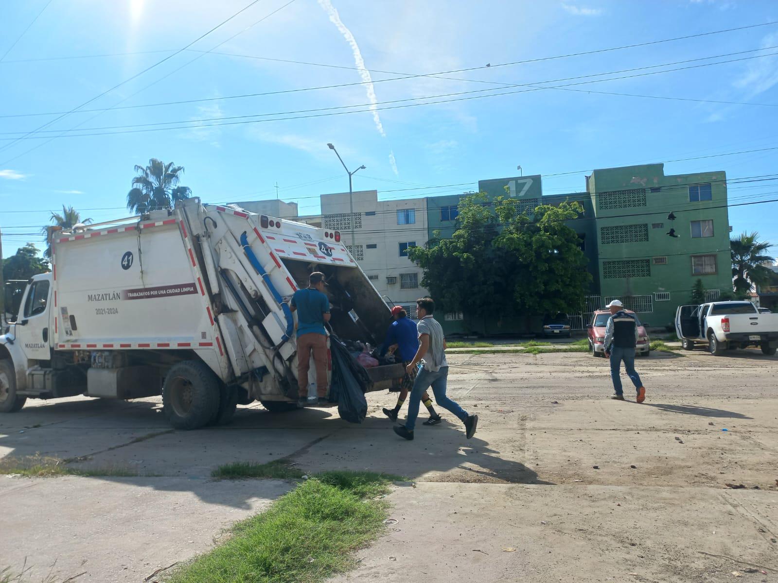 $!Atienden denuncia de vecinos del fraccionamiento El Toro con brigada de limpieza