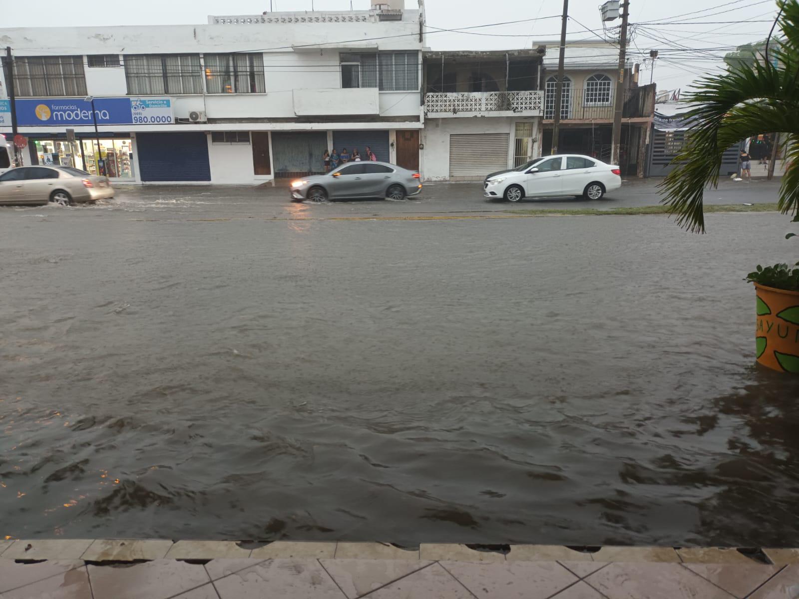 $!Azota fuerte viento y lluvia a Mazatlán