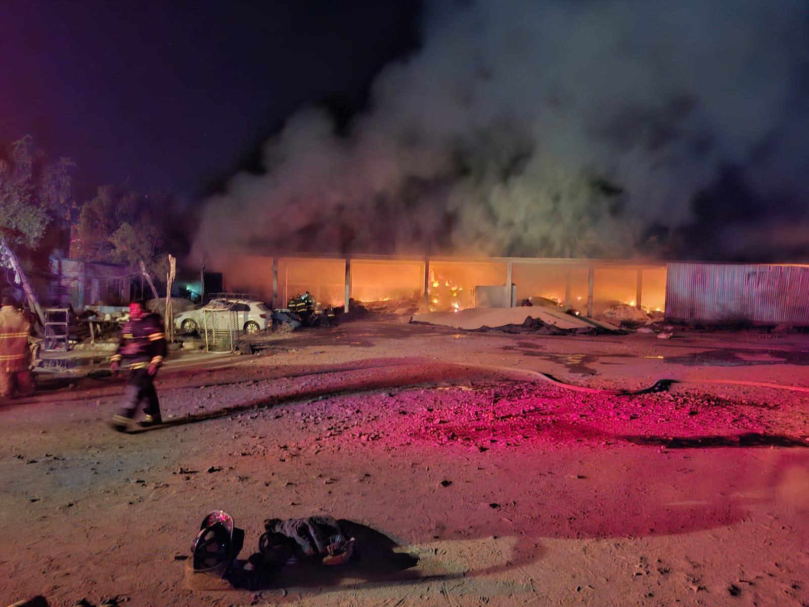 $!Incendio en taller de Autobuses de Concordia se propaga hasta una forrajera y se magnífica