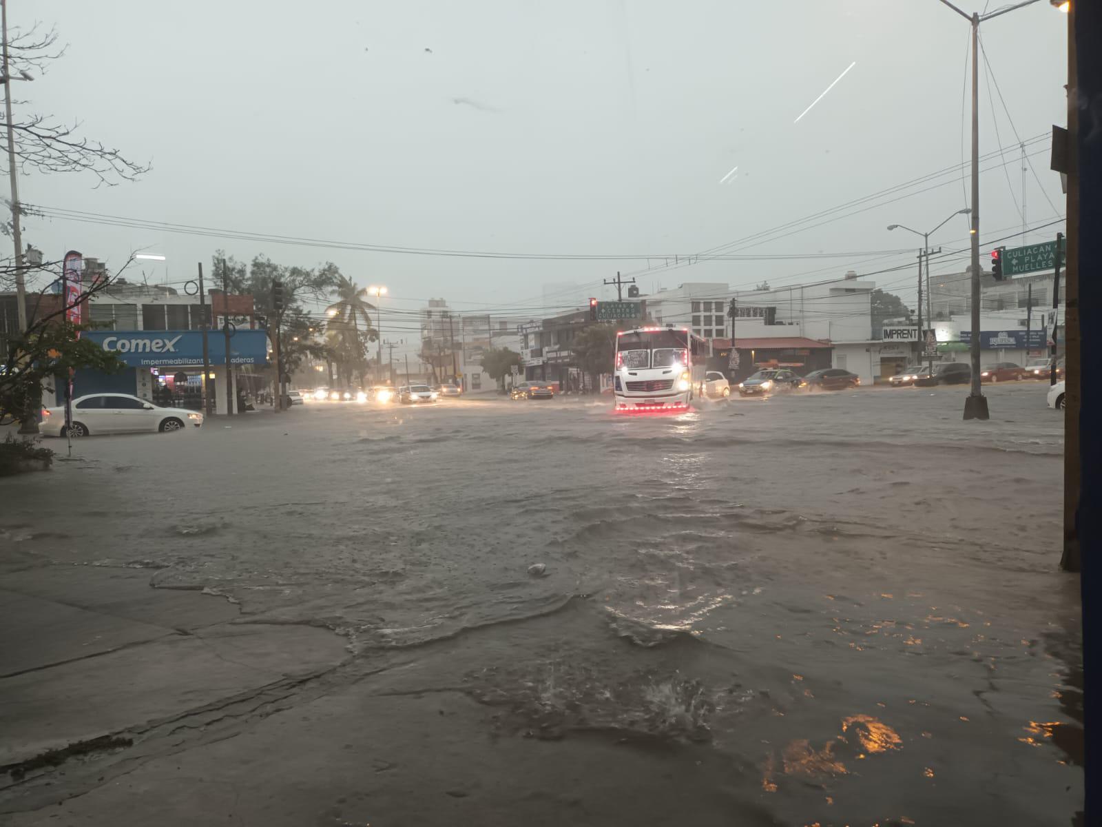 $!Azota fuerte viento y lluvia a Mazatlán