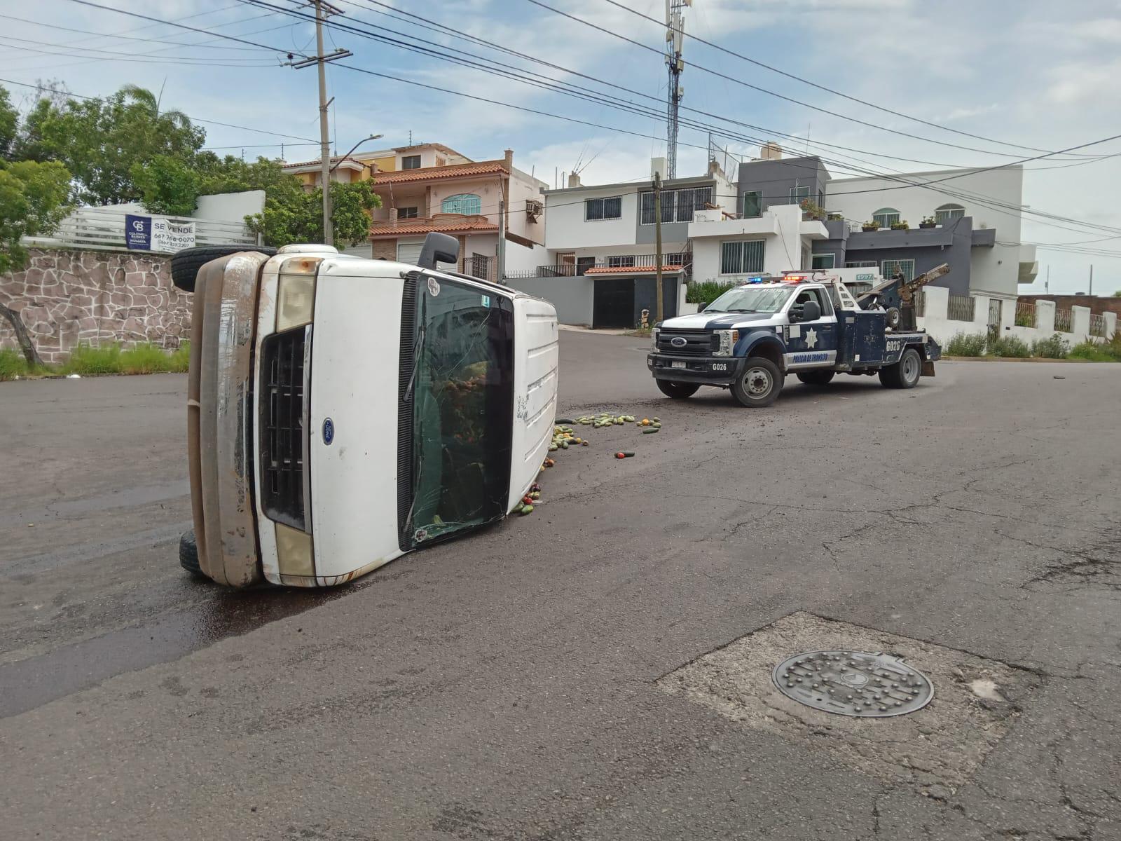 $!Le fallan los frenos a camioneta de anexo y vuelca en Culiacán