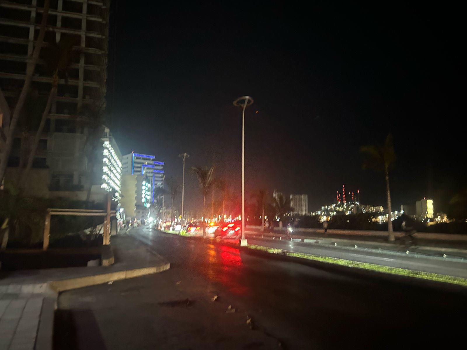 $!Registra apagón el paseo costero de Mazatlán este martes