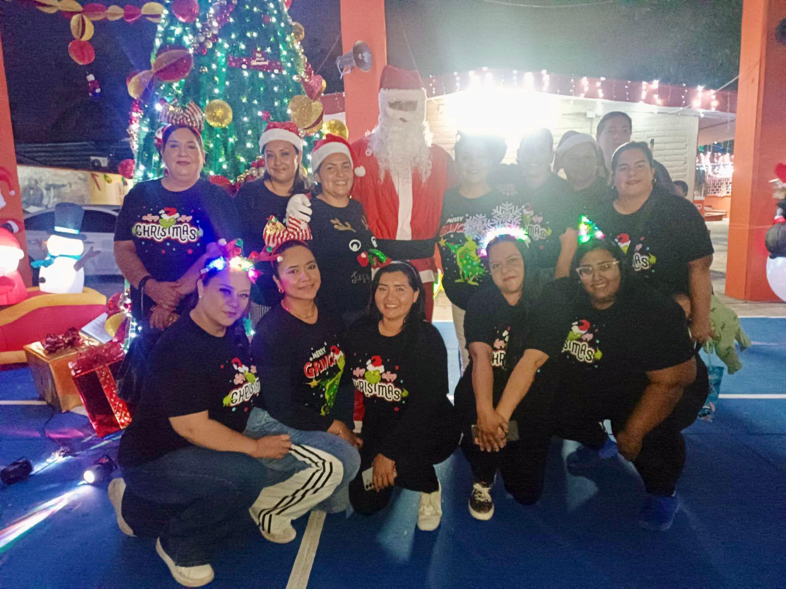 $!Encienden el espíritu navideño en la primaria Ford 31 de Villa Galaxia, en Mazatlán